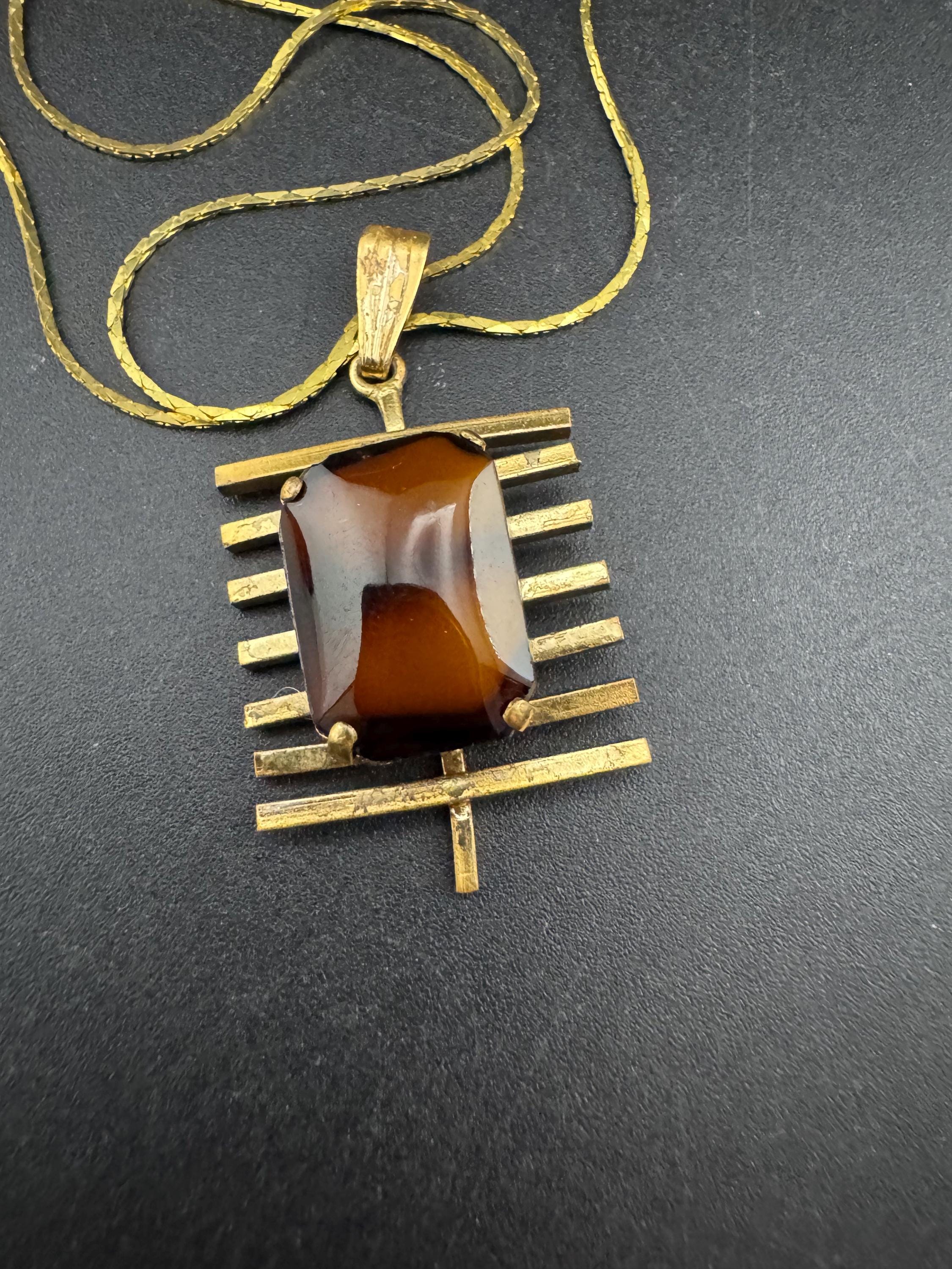Vintage brutalist 1970s brown faux agate pendant necklace, gold tone