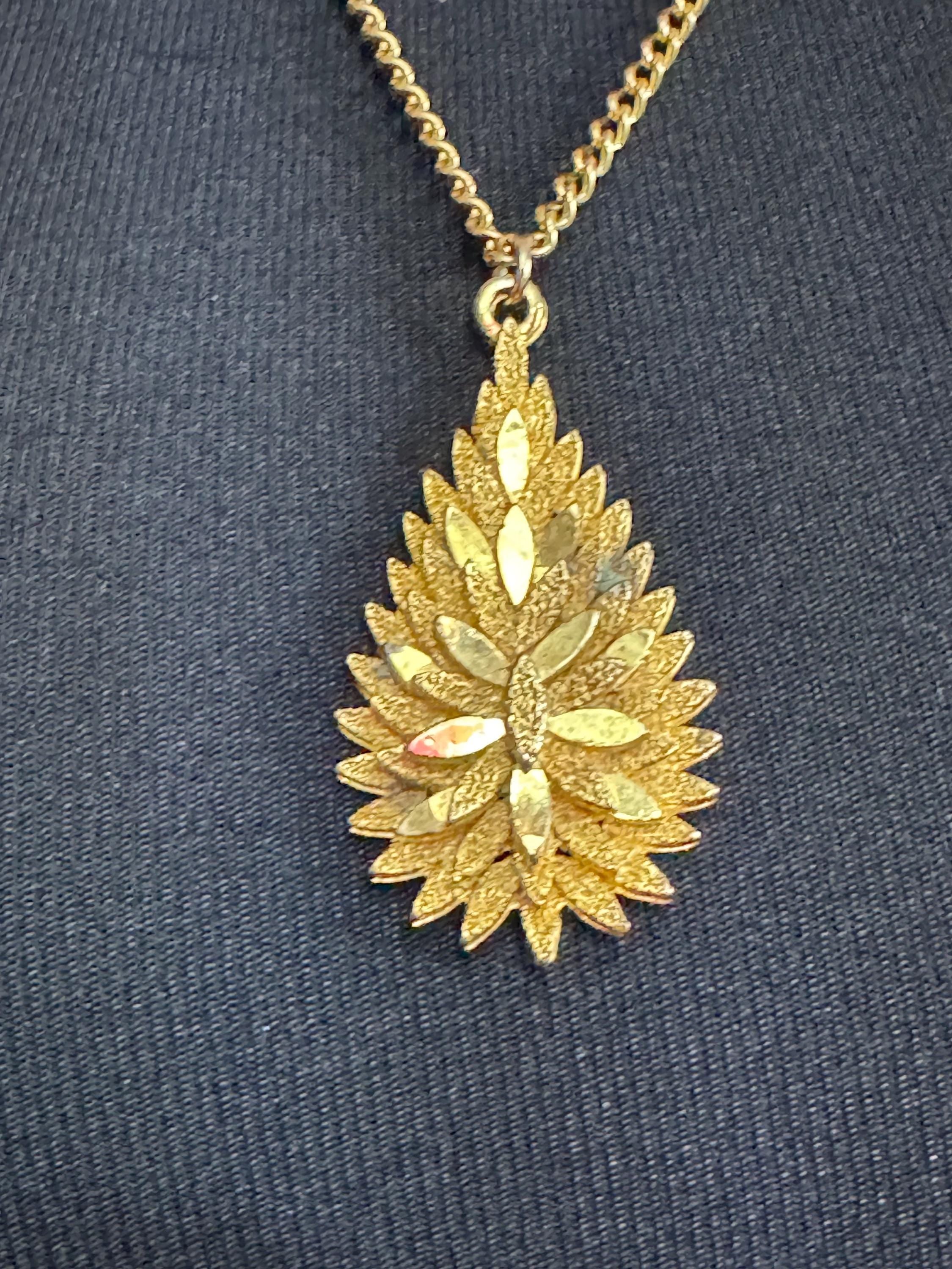 Vintage modernist teardrop pendant  necklace, gold tone brutalist