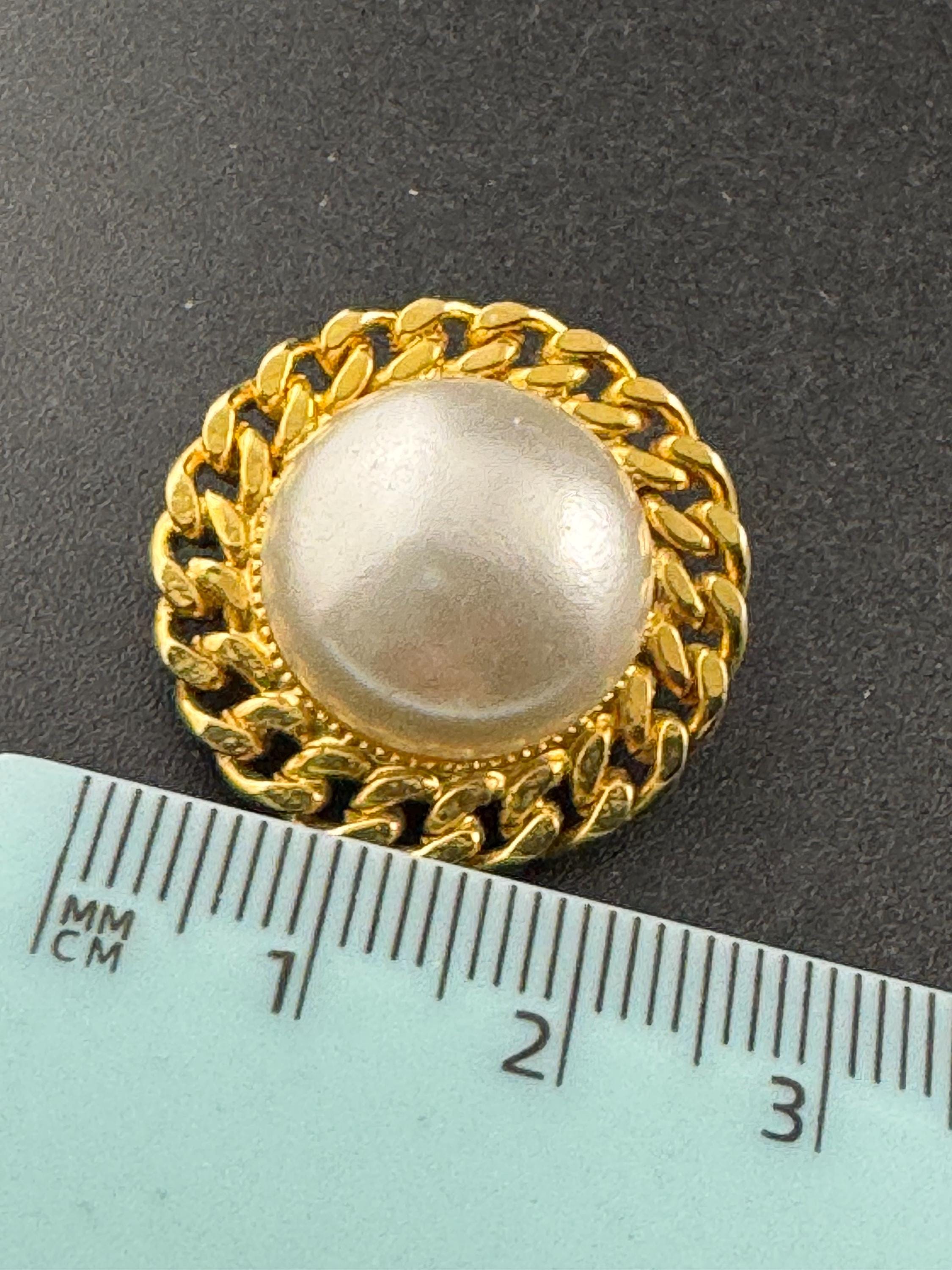 Vintage Chain link rope edge round faux Pearl clip on earrings