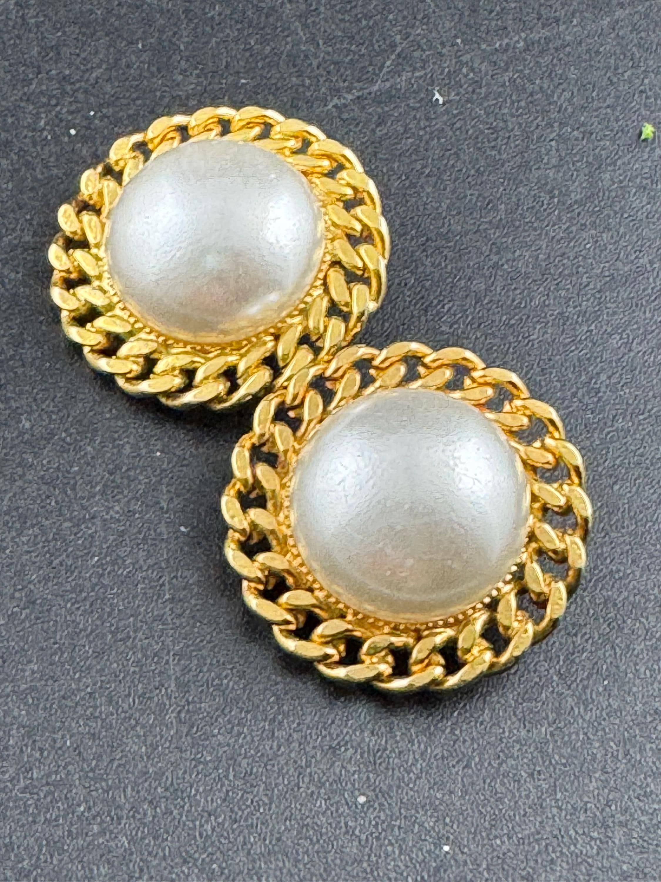 Vintage Chain link rope edge round faux Pearl clip on earrings