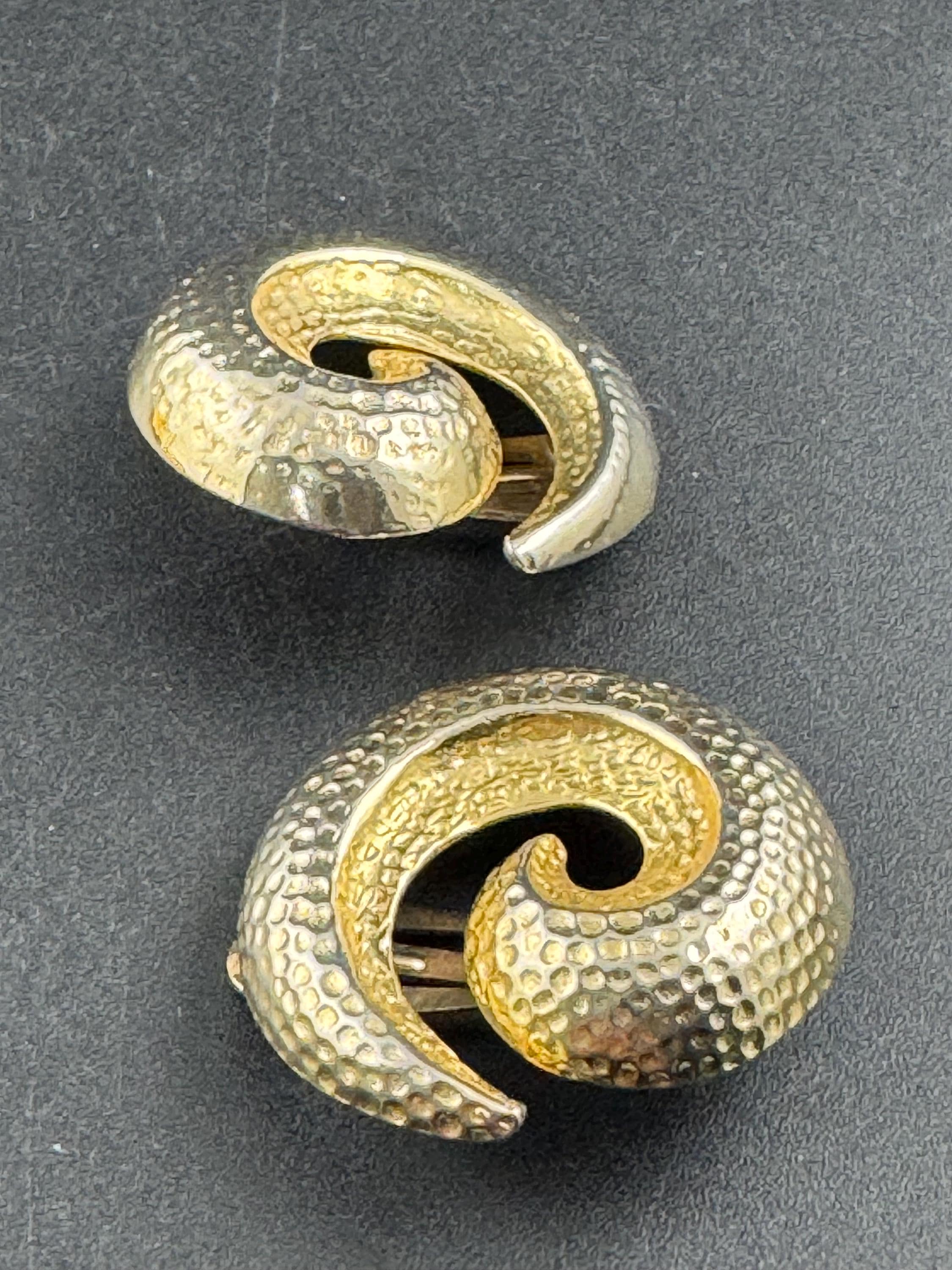 Large 3cm abstract clip on earrings, oversized Vintage gold tone swirls