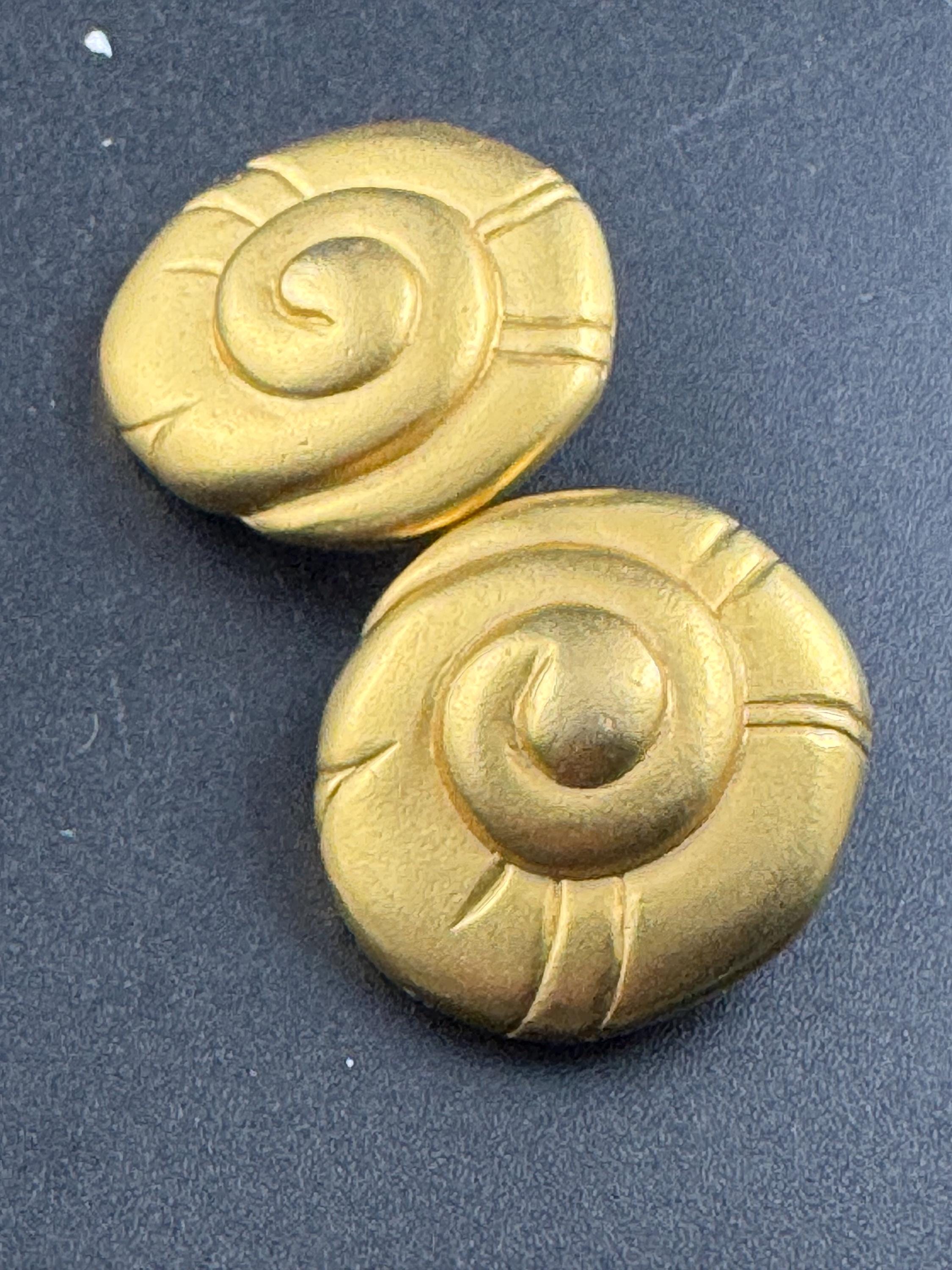 Vintage nautical seashell anmonite clip on earrings, 1980s Matt gold tone tone