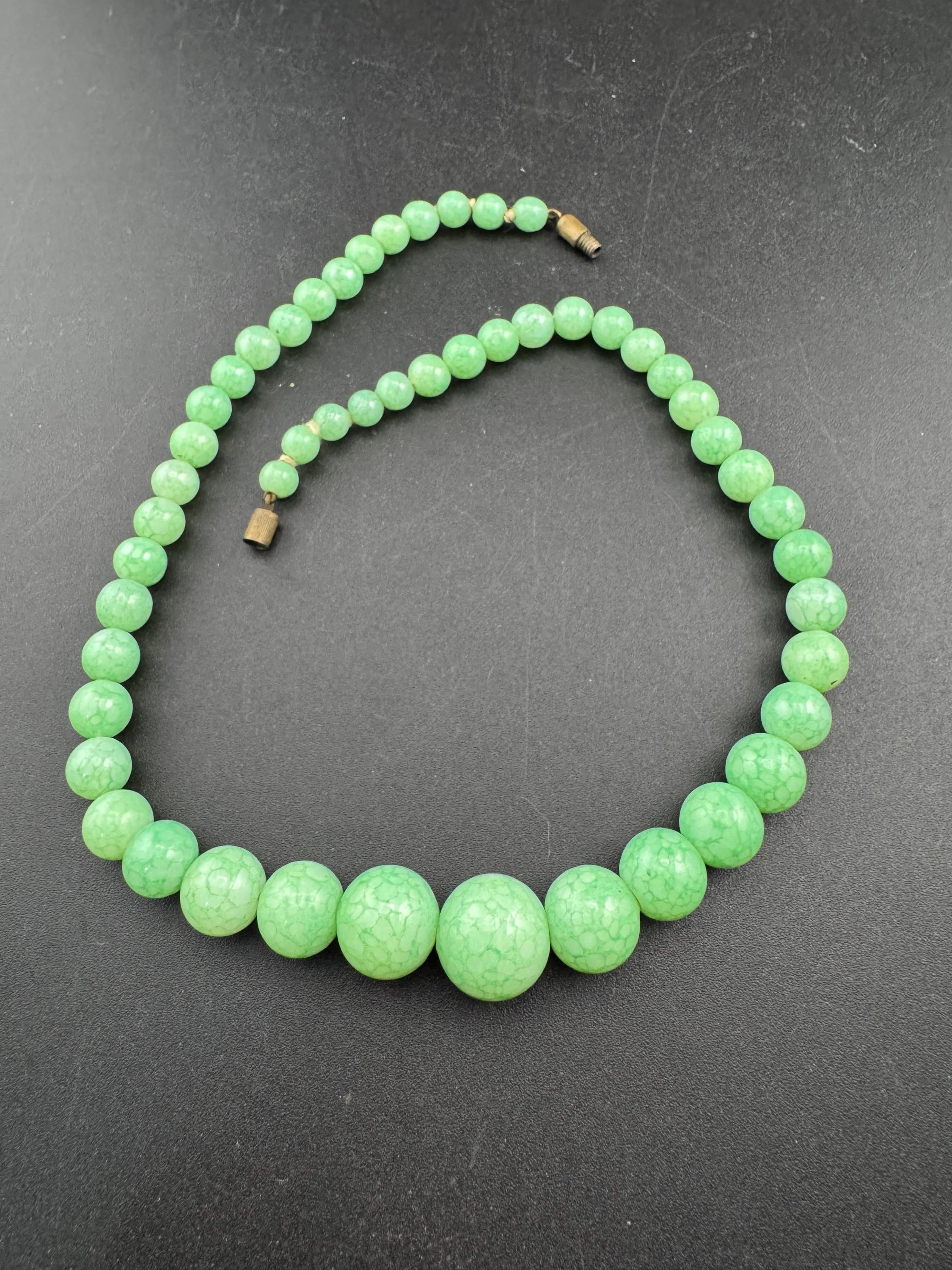 Art Deco czech gold tone necklace with green peking glass or ceramic stones 38.5cm
