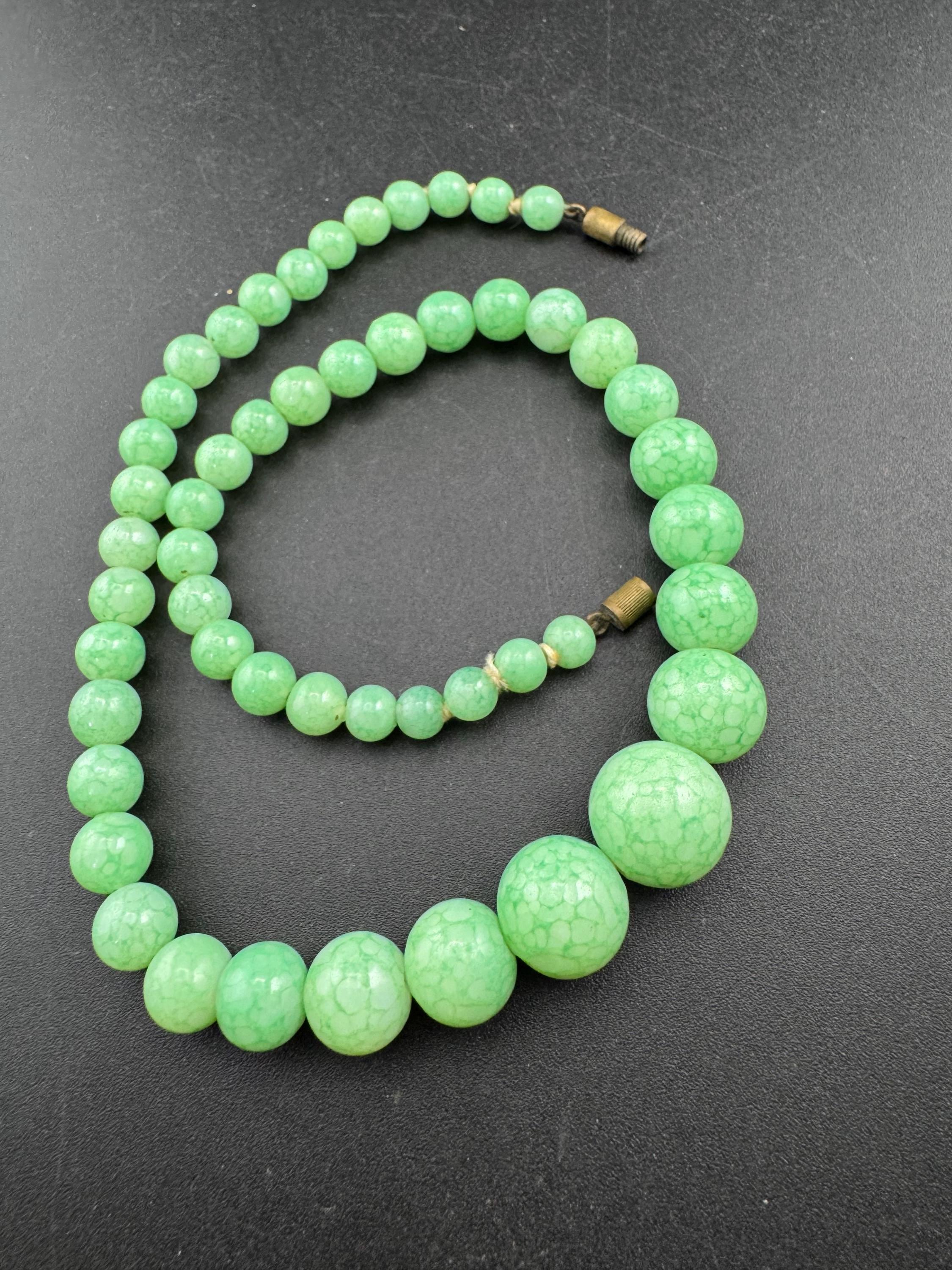 Art Deco czech gold tone necklace with green peking glass or ceramic stones 38.5cm