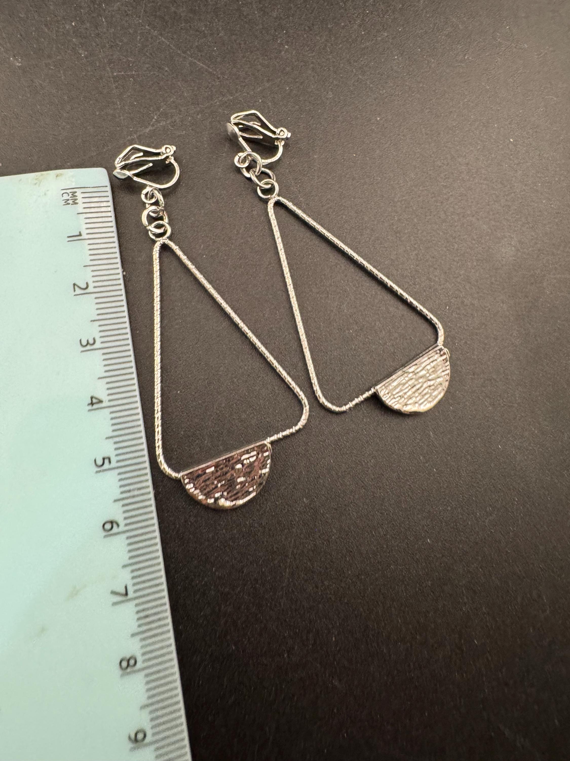 Retro modernist long dangly triangular drop earrings, clip on silver tone