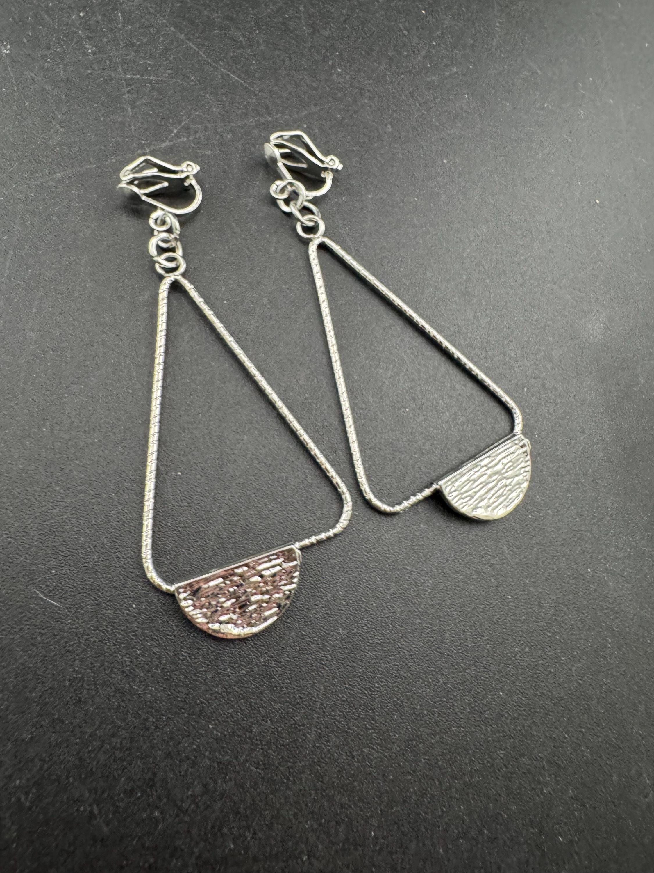Retro modernist long dangly triangular drop earrings, clip on silver tone