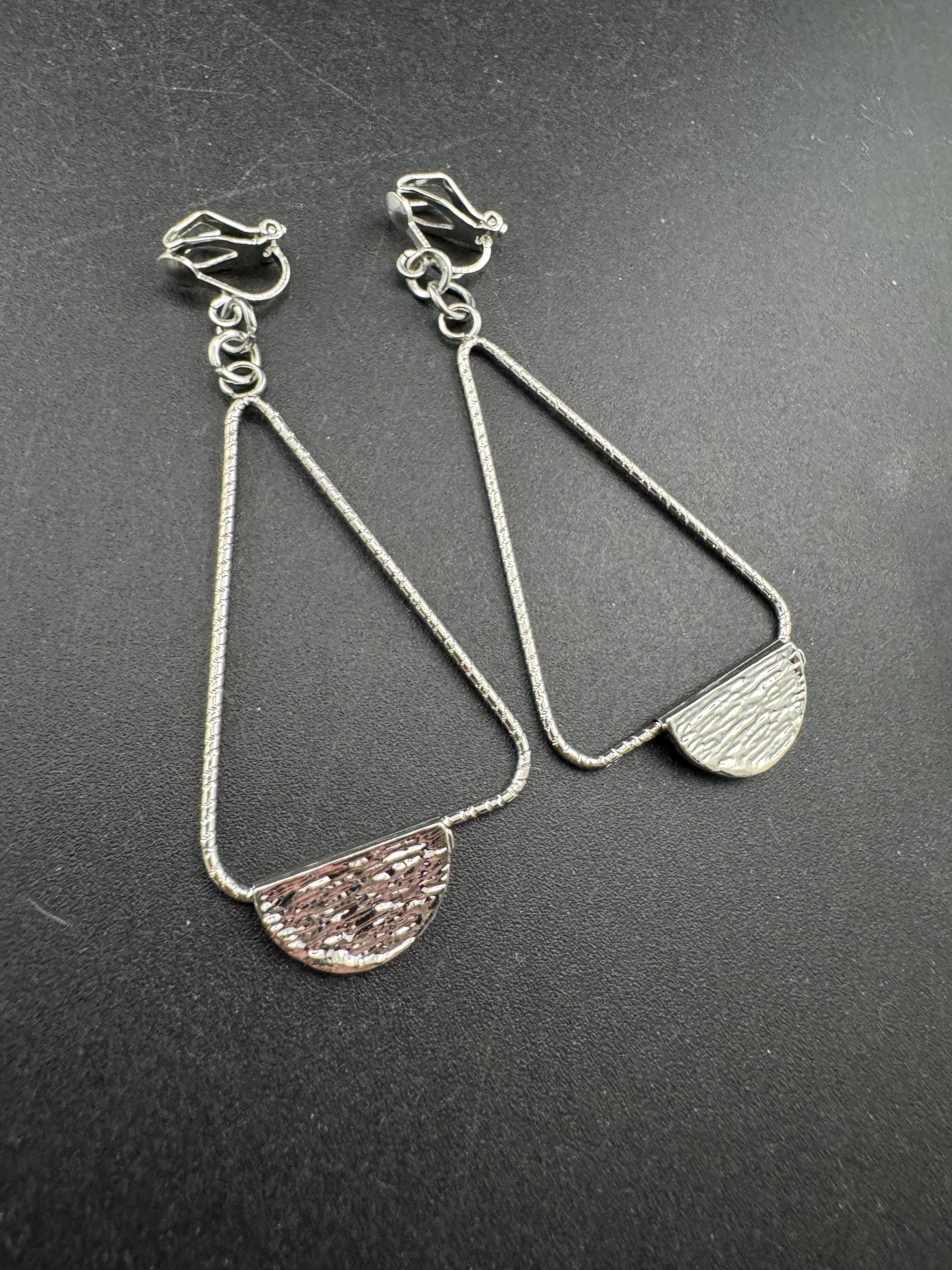 Retro modernist long dangly triangular drop earrings, clip on silver tone