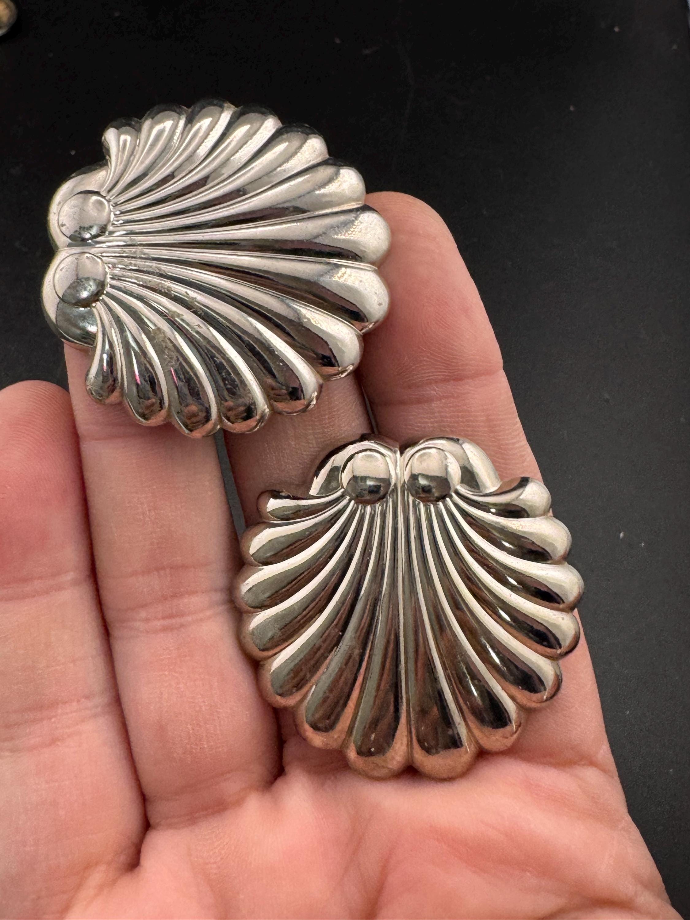 Retro 1980s SHELL seashell pair stud earrings pierced, silver tone