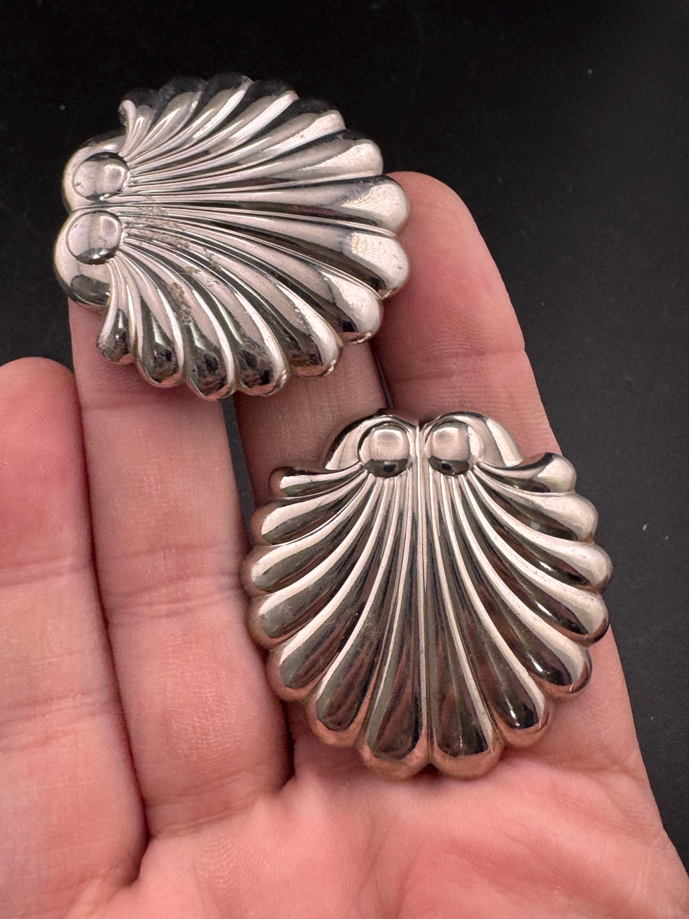 Retro 1980s SHELL seashell pair stud earrings pierced, silver tone