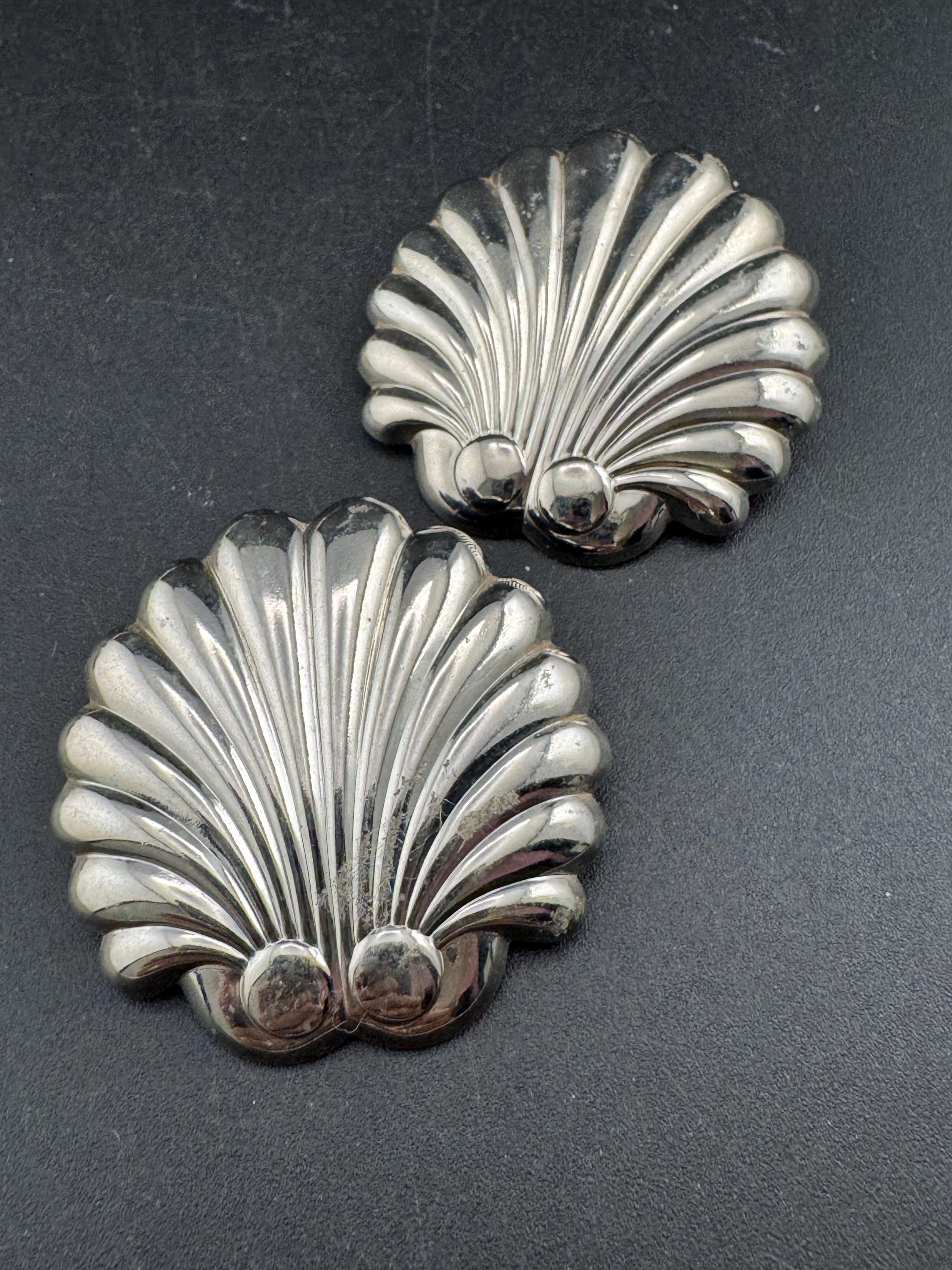 Retro 1980s SHELL seashell pair stud earrings pierced, silver tone