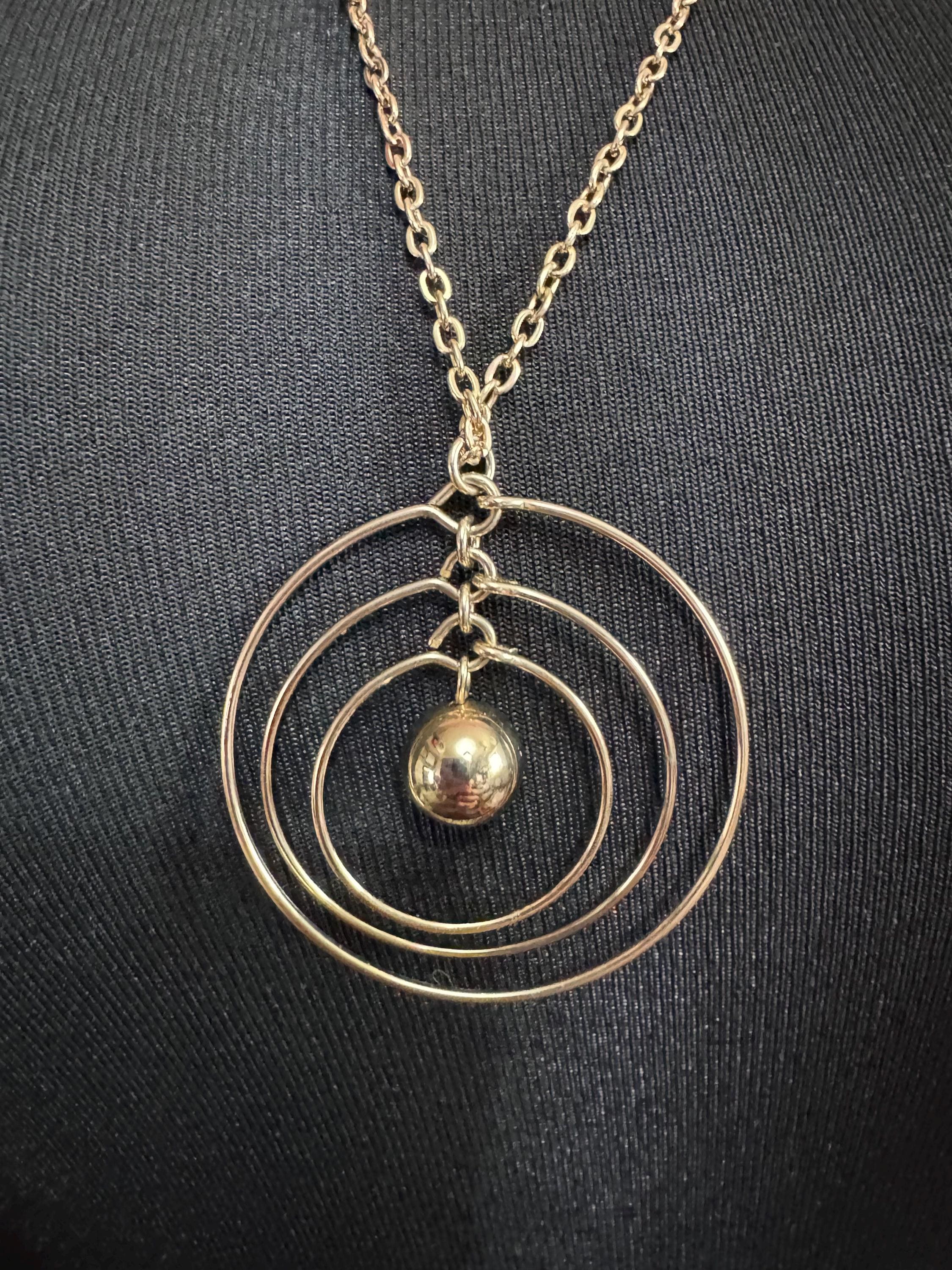 Signed Sarah Coventry orbit pendant chain necklace , gold tone 1970s vintage