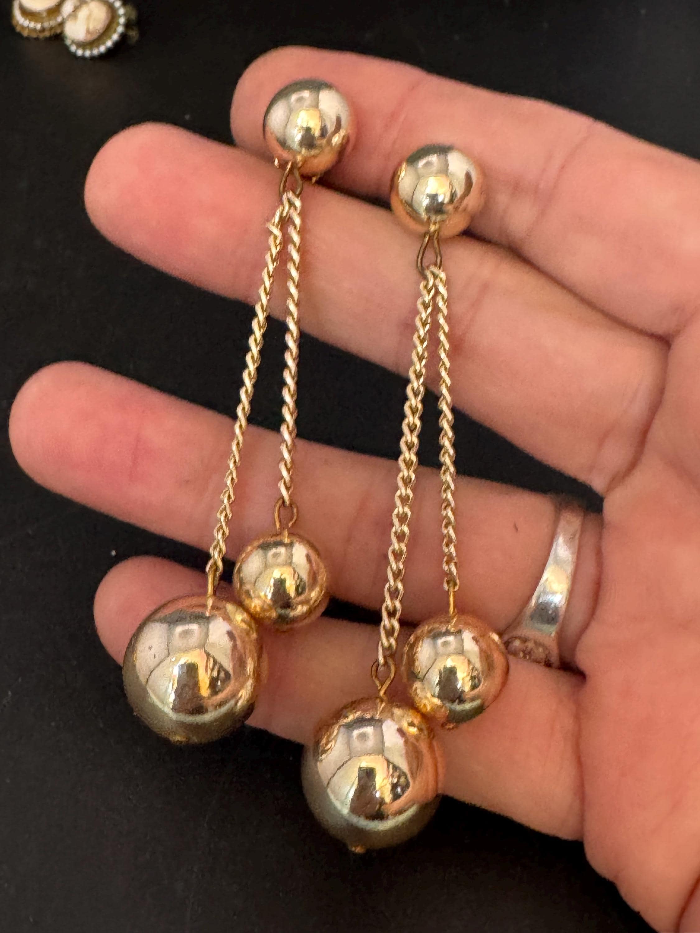 Vintage gold tone 1970s chain link ball beads dangly clip on earrings