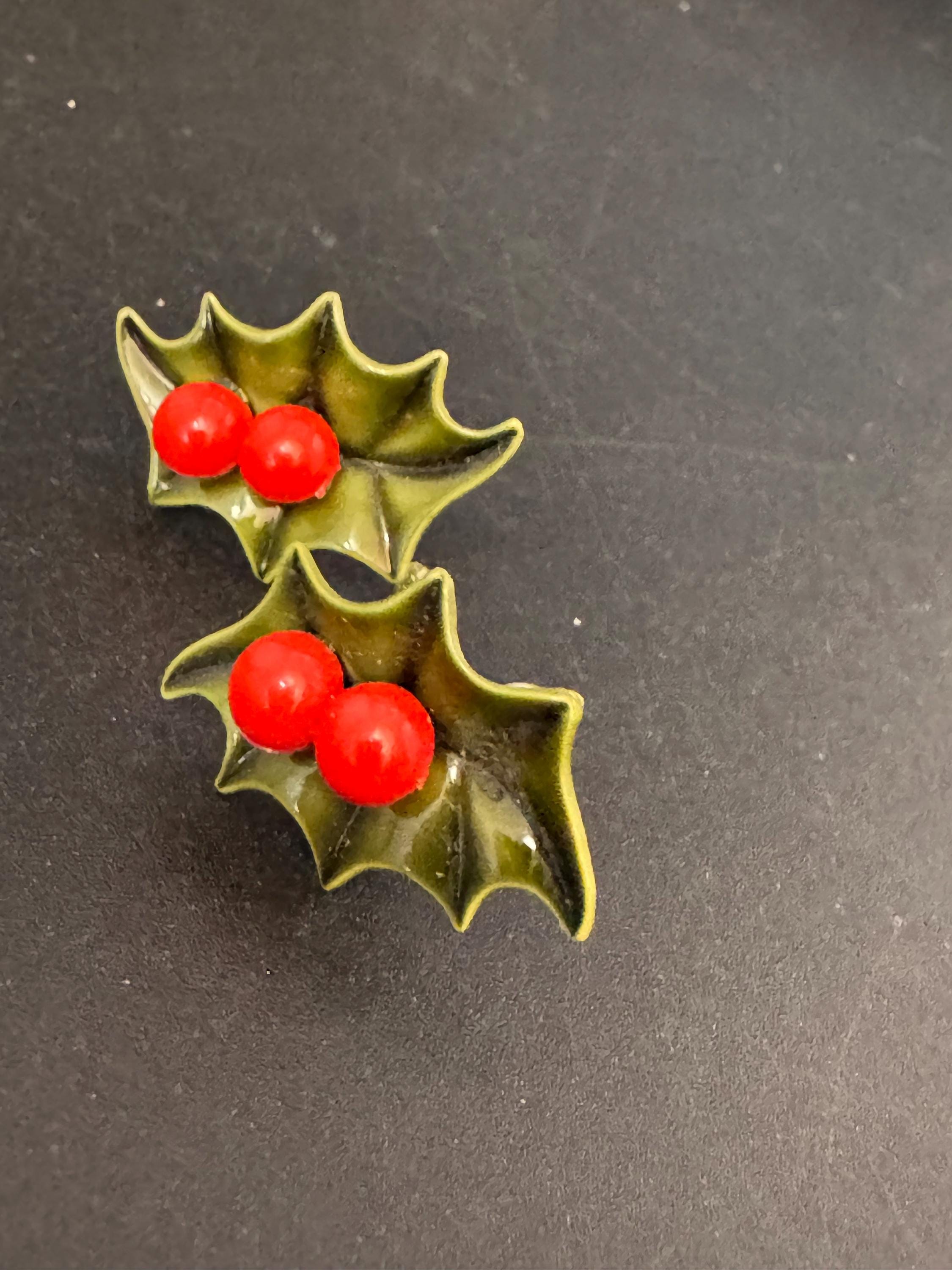 Vintage Christmas holly and red berries novelty earrings, screw back early plastic