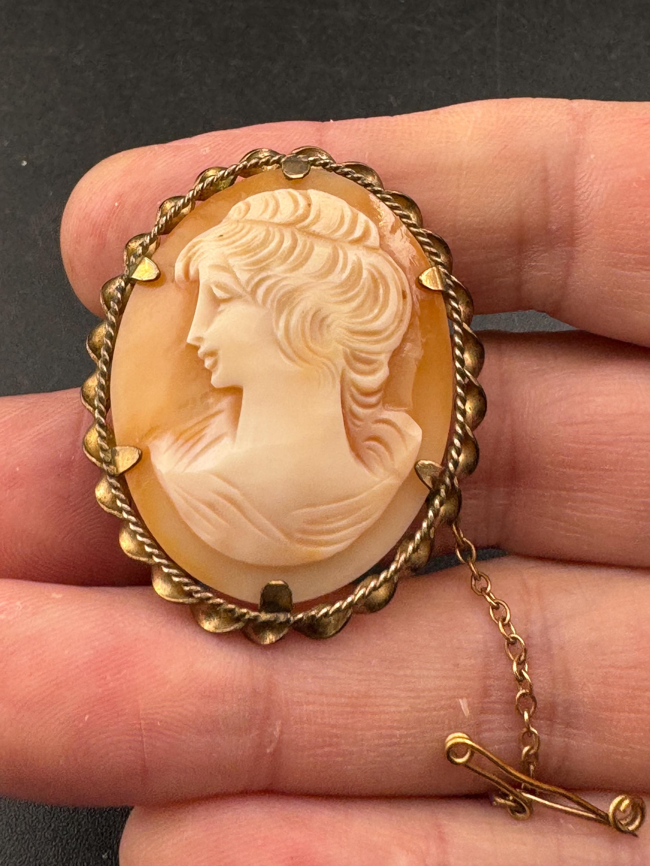 Rolled gold carved shell cameo brooch , 4cm safety clasp