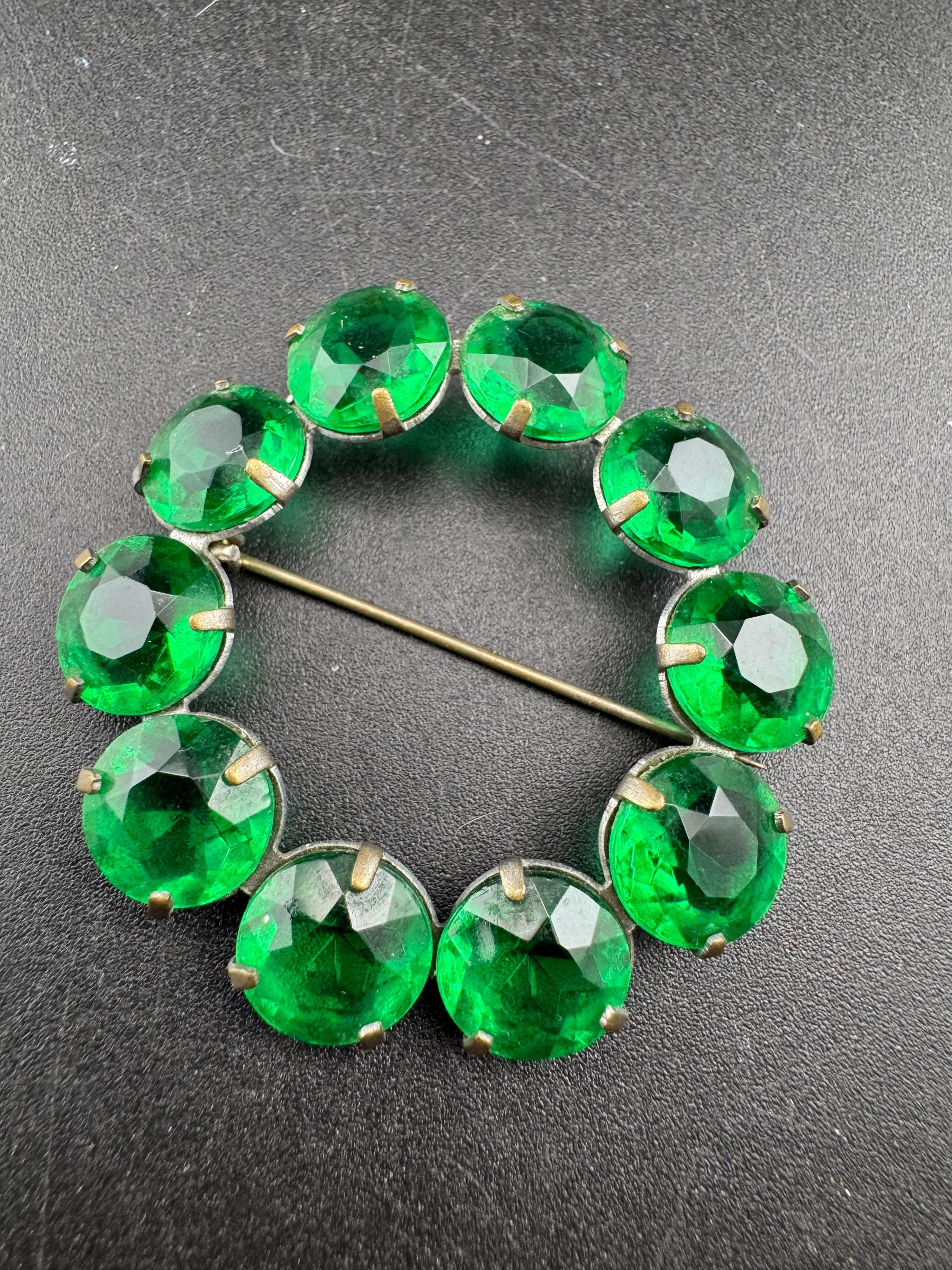 Antique Victorian emerald glass glass rhinestine round Brooch, green