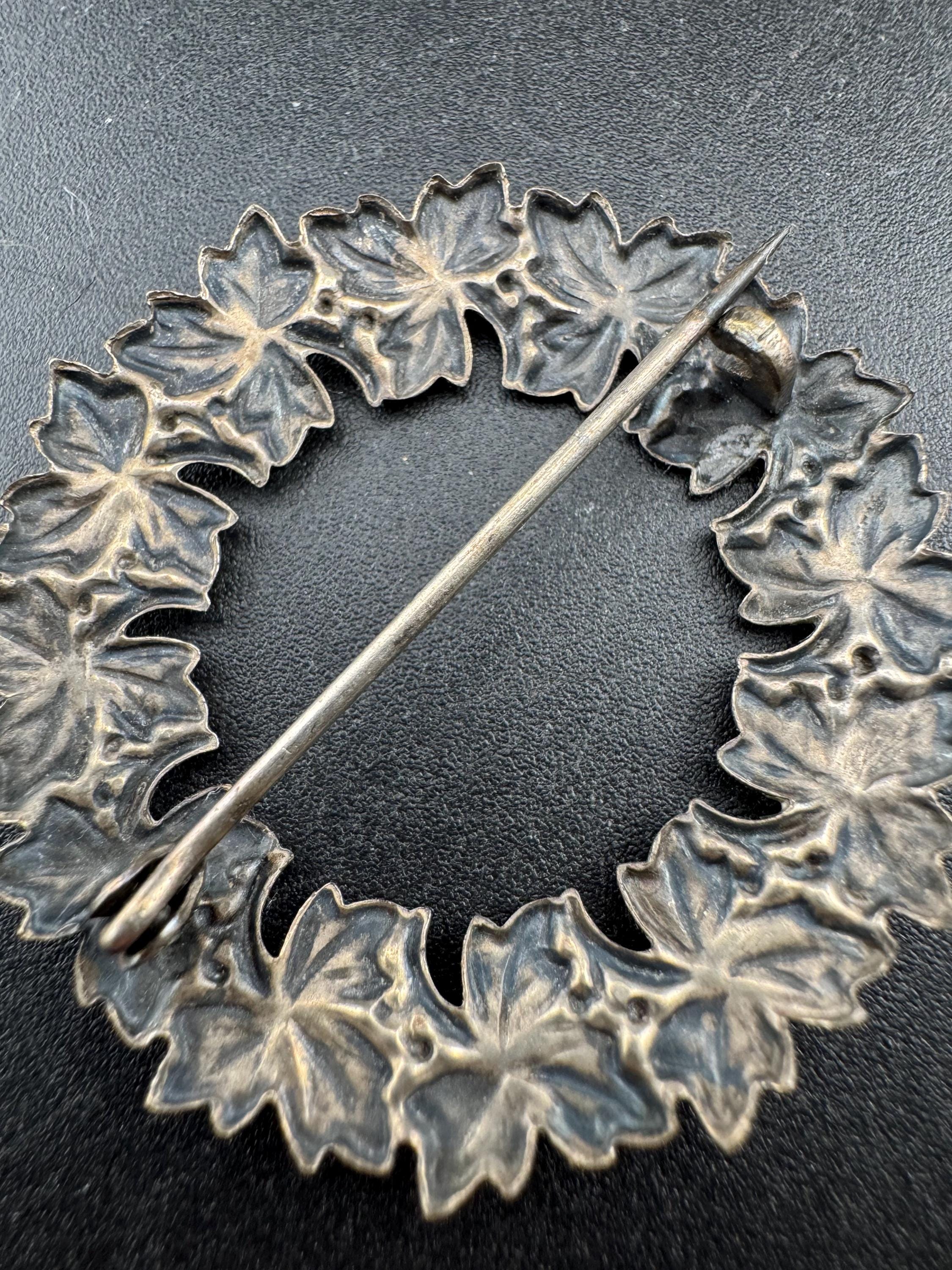 Antique silver Canadian maple leaf 3cm wreath brooch , c clasp white metal