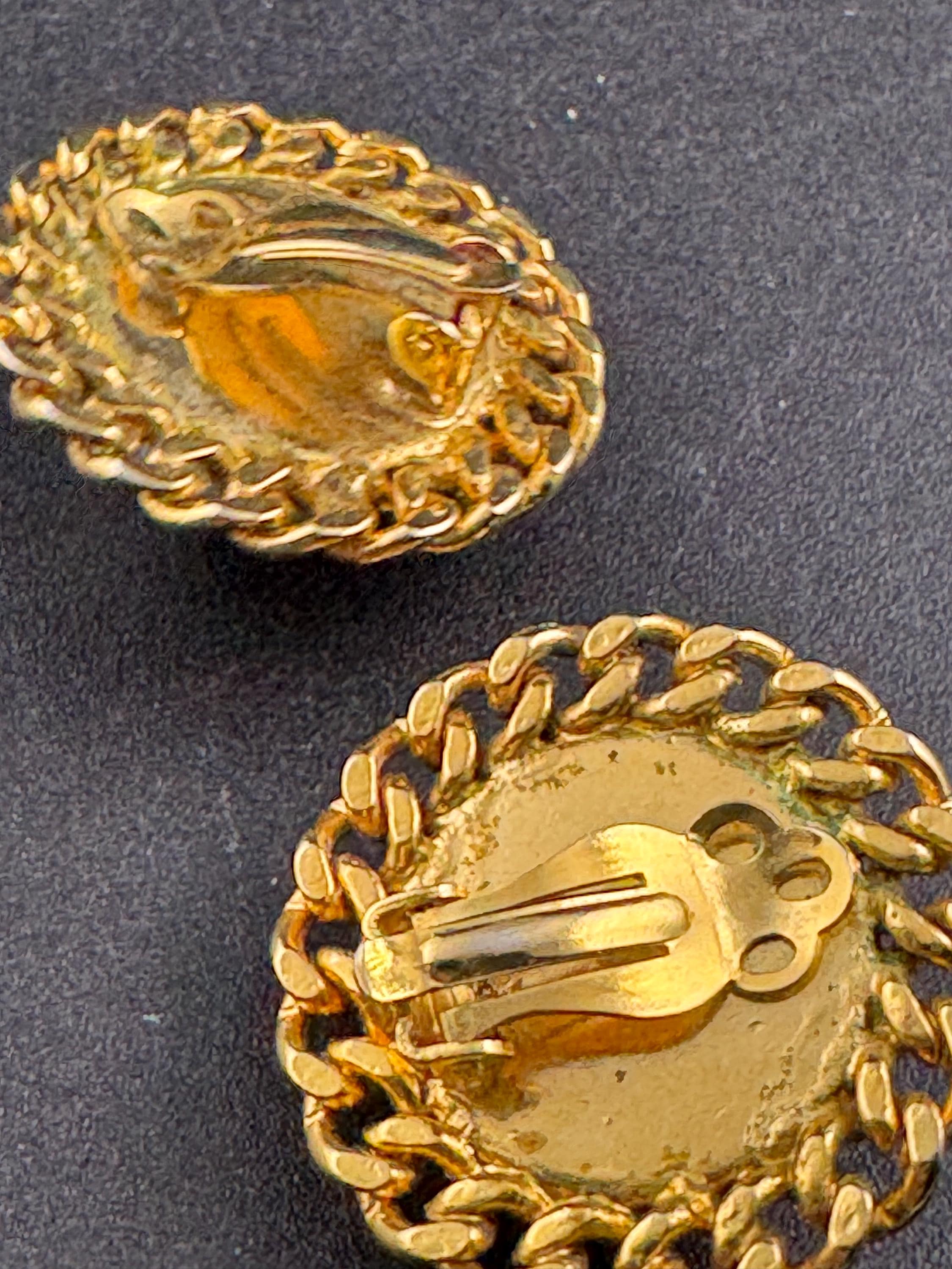 Vintage Chain link rope edge round faux Pearl clip on earrings