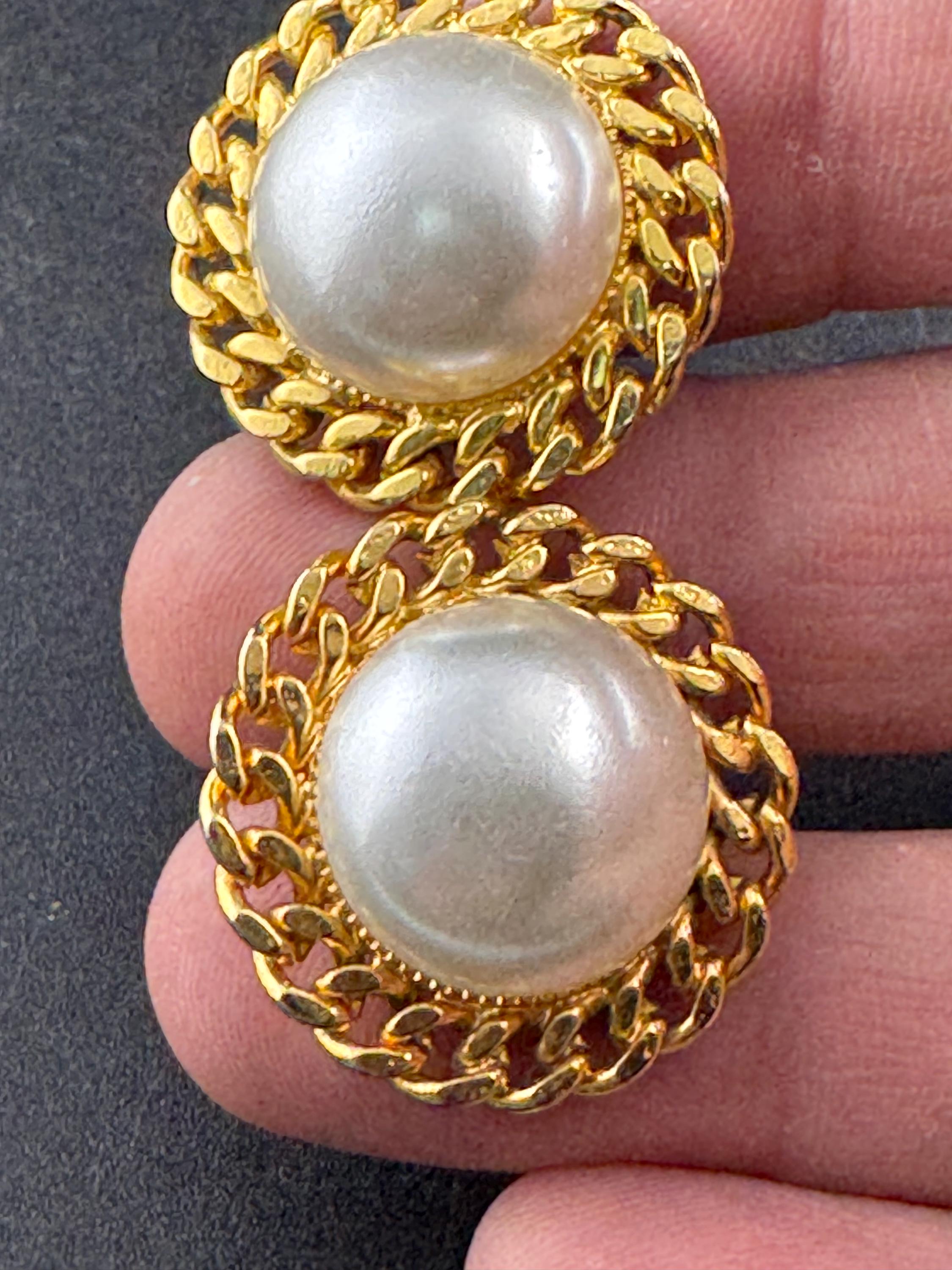 Vintage Chain link rope edge round faux Pearl clip on earrings