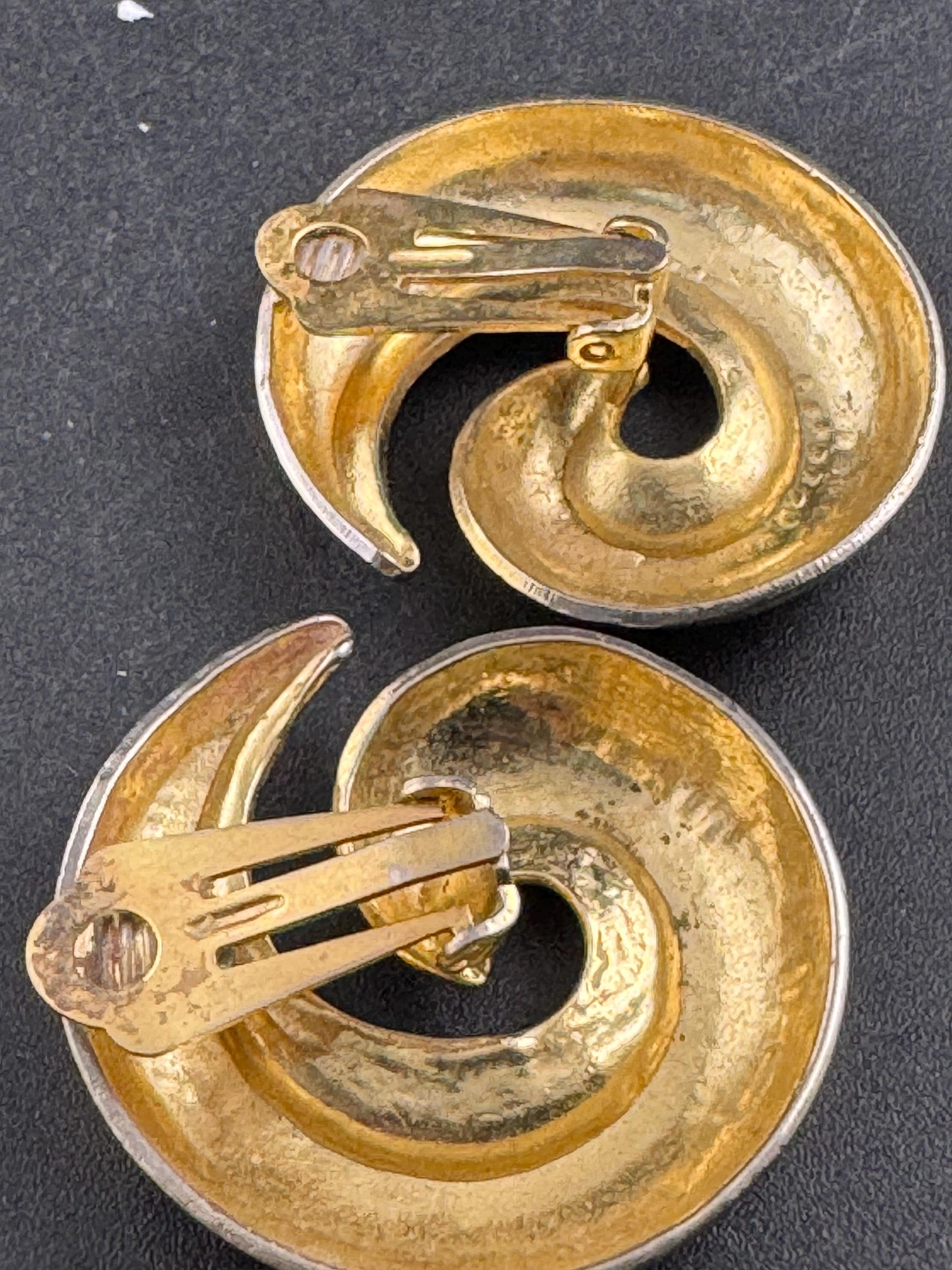 Large 3cm abstract clip on earrings, oversized Vintage gold tone swirls