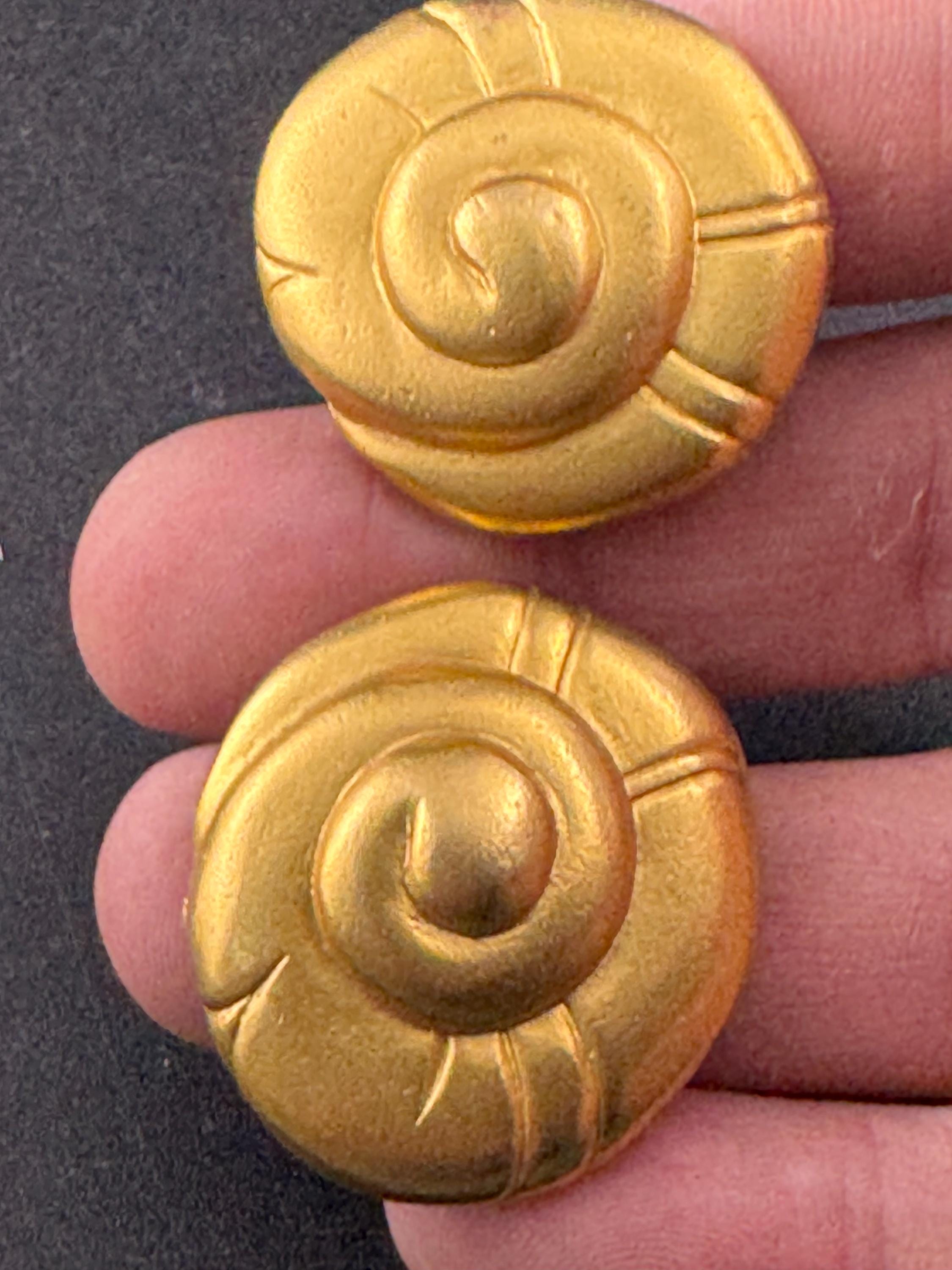 Vintage nautical seashell anmonite clip on earrings, 1980s Matt gold tone tone