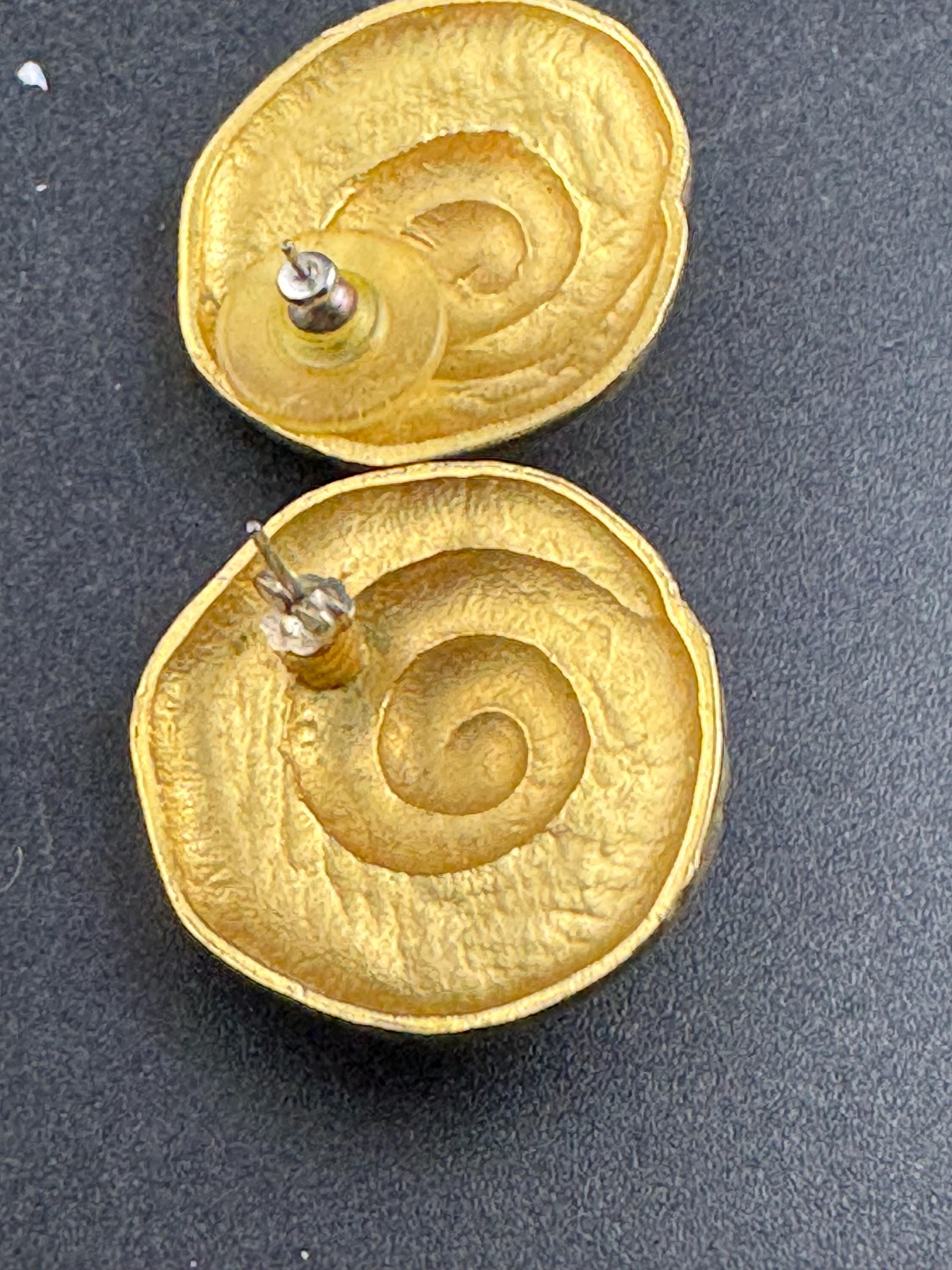 Vintage nautical seashell anmonite clip on earrings, 1980s Matt gold tone tone