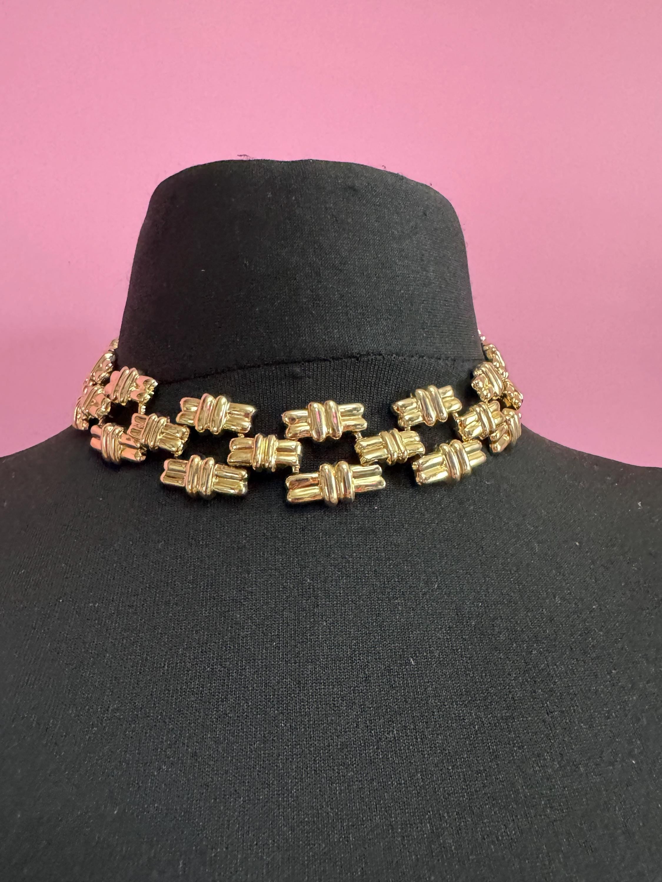 Vintage substantial 1980s wide textured cable link chunky gold tone choker necklace 42cm