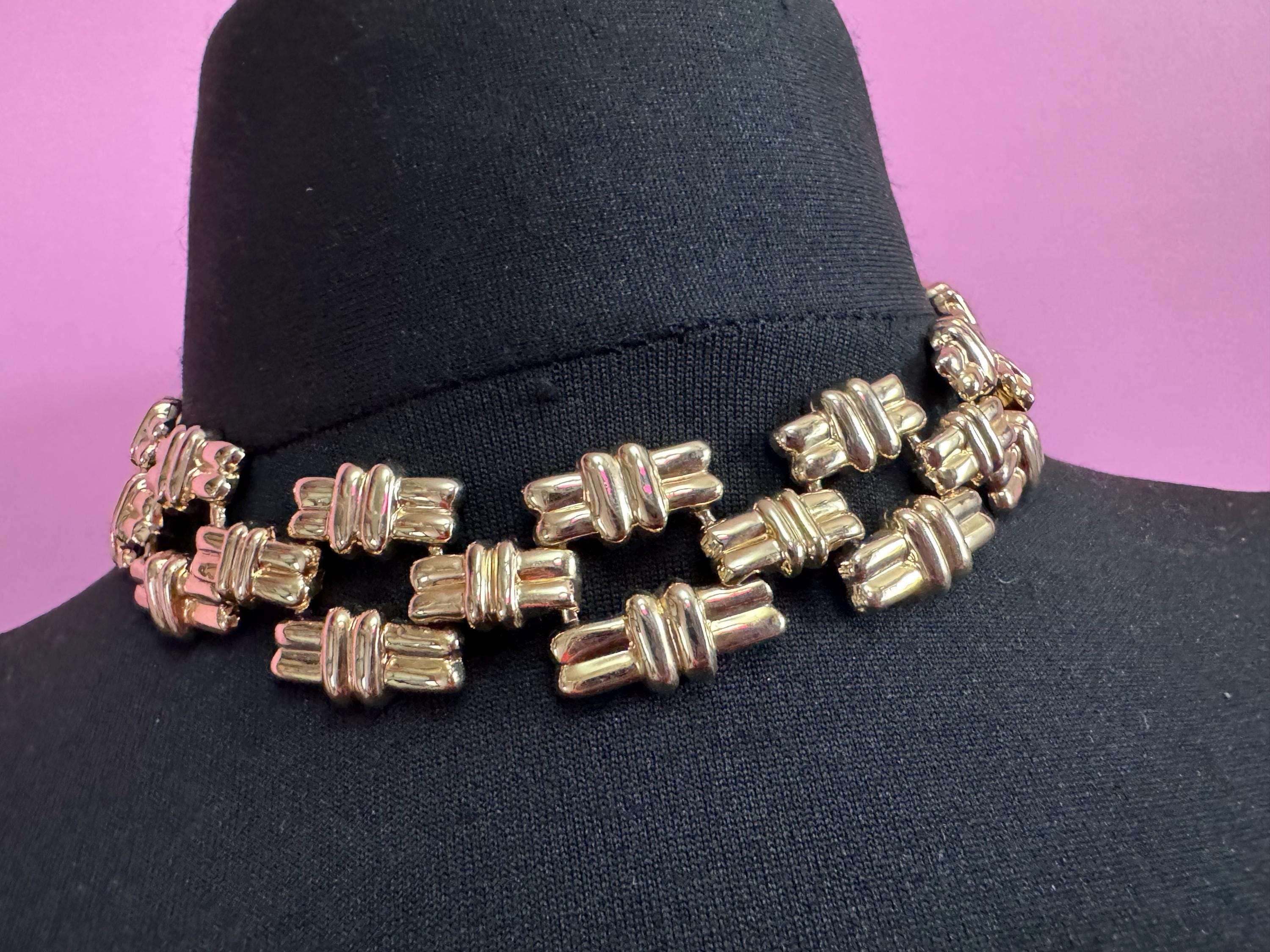Vintage substantial 1980s wide textured cable link chunky gold tone choker necklace 42cm