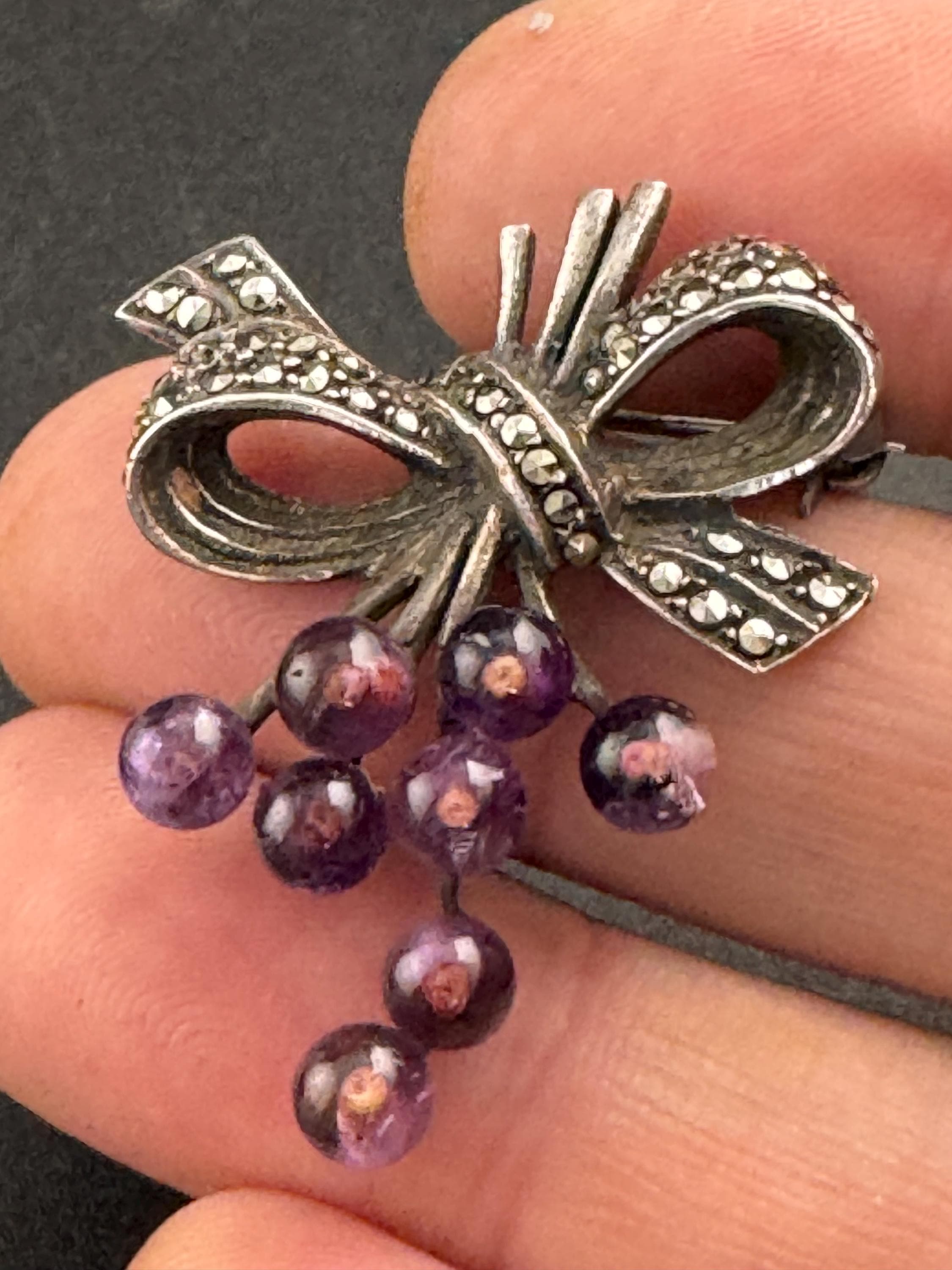 WW2 vintage 1943 natural amethyst and Marcasite bow Brooch 3.5cm 9.3 grams