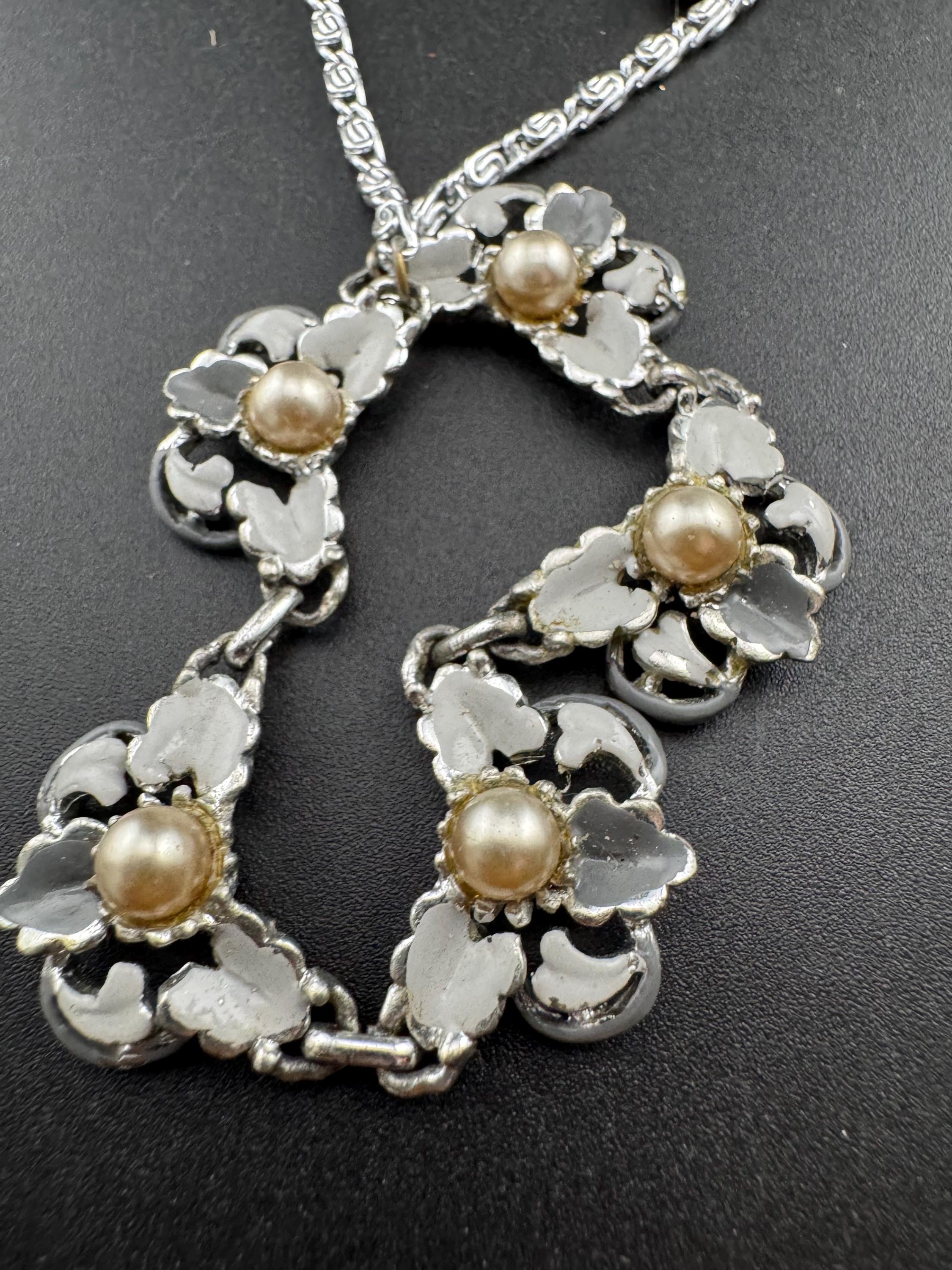 Vintage Hollywood grey enamel & pearl Jewellery Set. Necklace and bracelet silver tone 50s