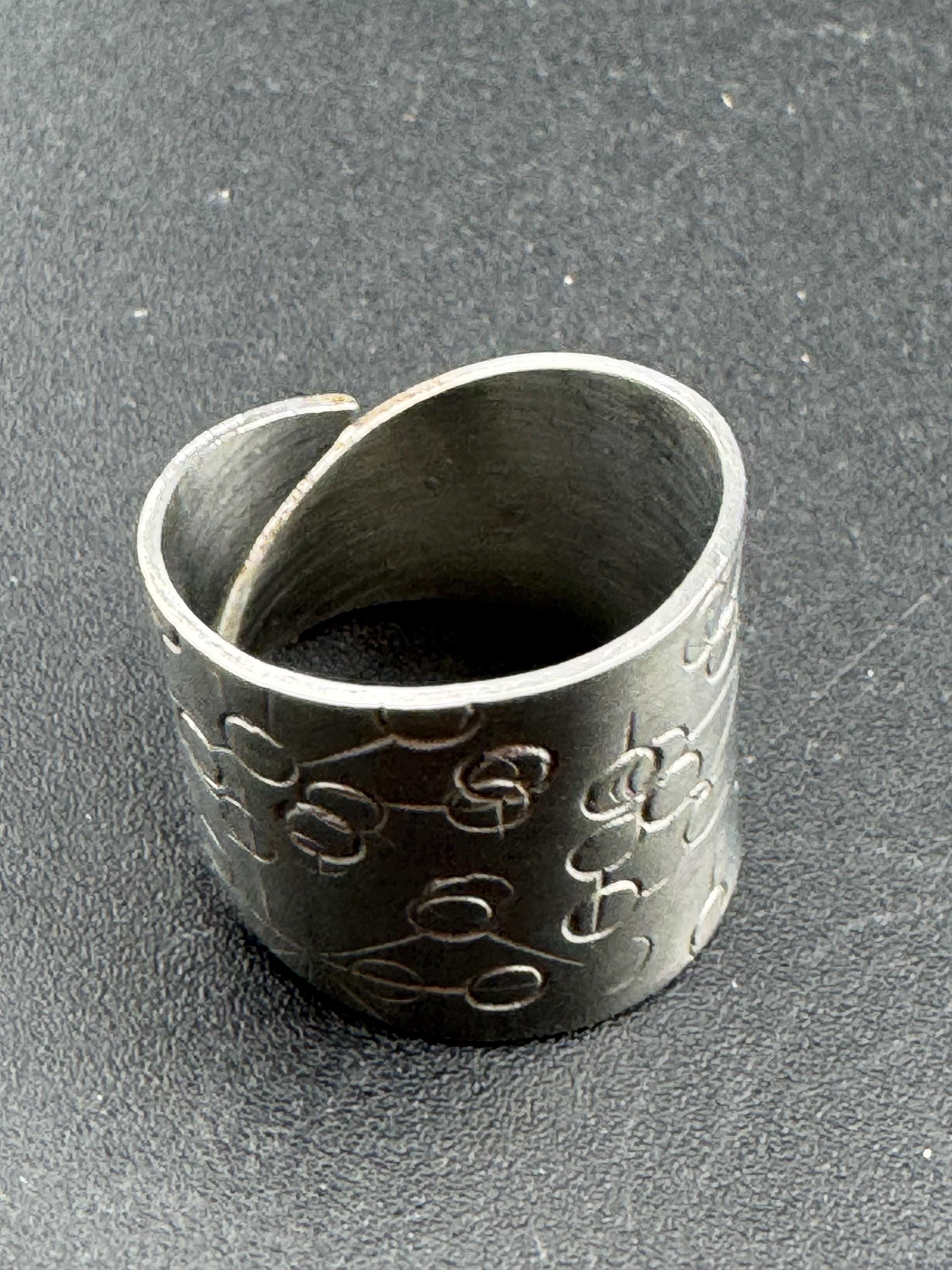 1970s stainless steel adjustable ring, with futuristic etch pattern