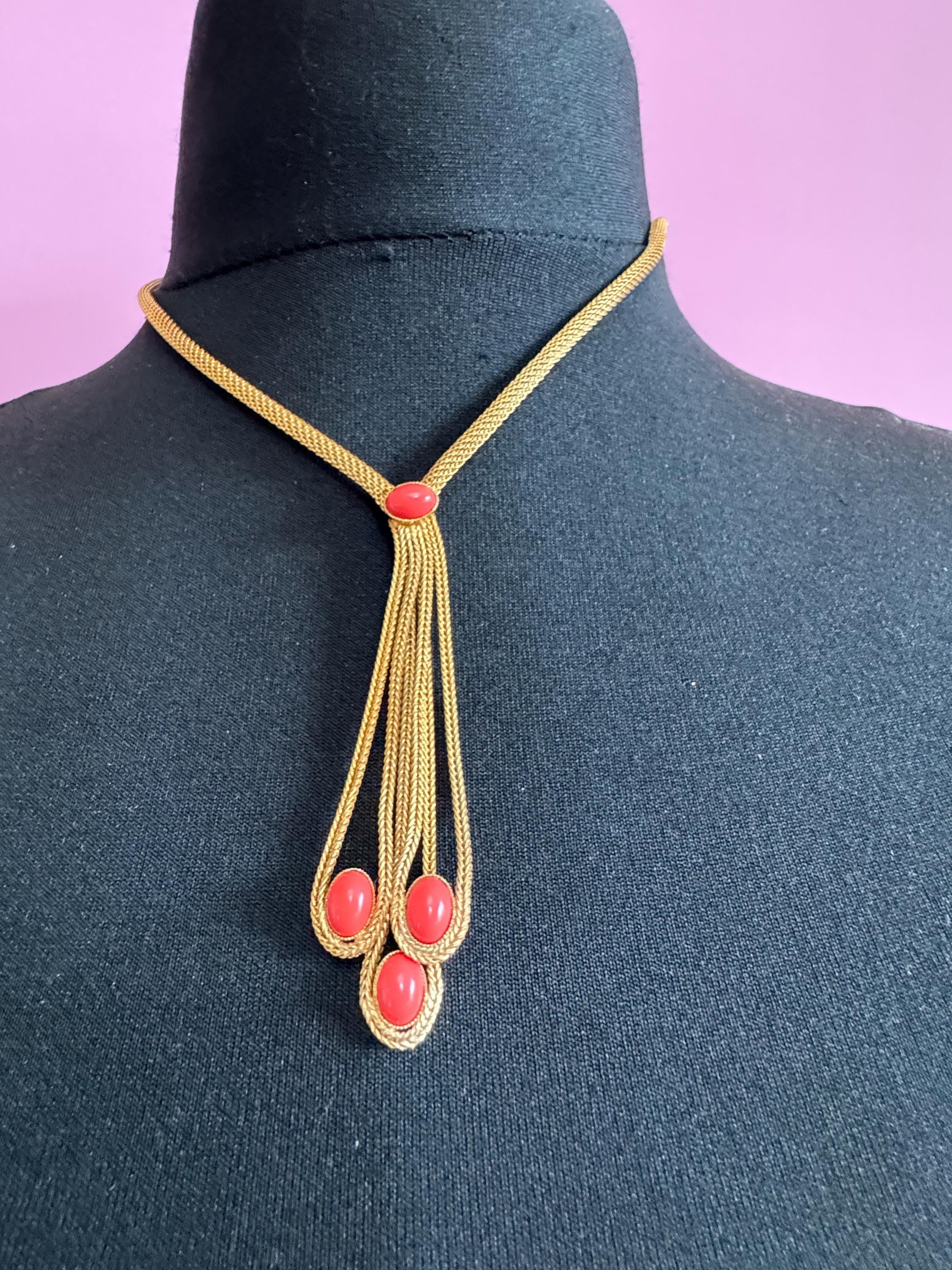 Vintage penino Gold Lariat Necklace: set with coral cabochons