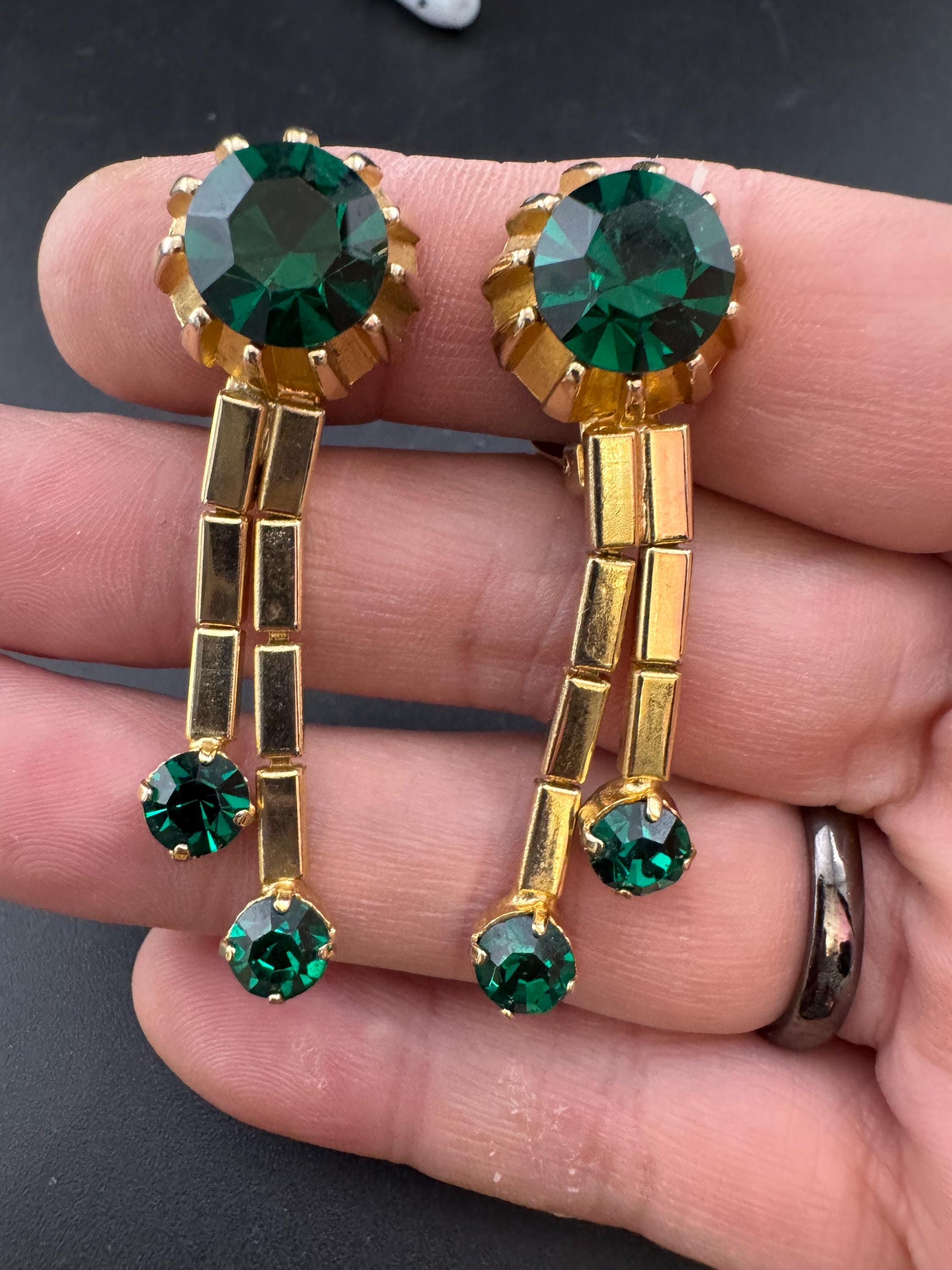 Vintage Emerald Green Rhinestone dangly Clip On Earrings, Gold Tone 1970s