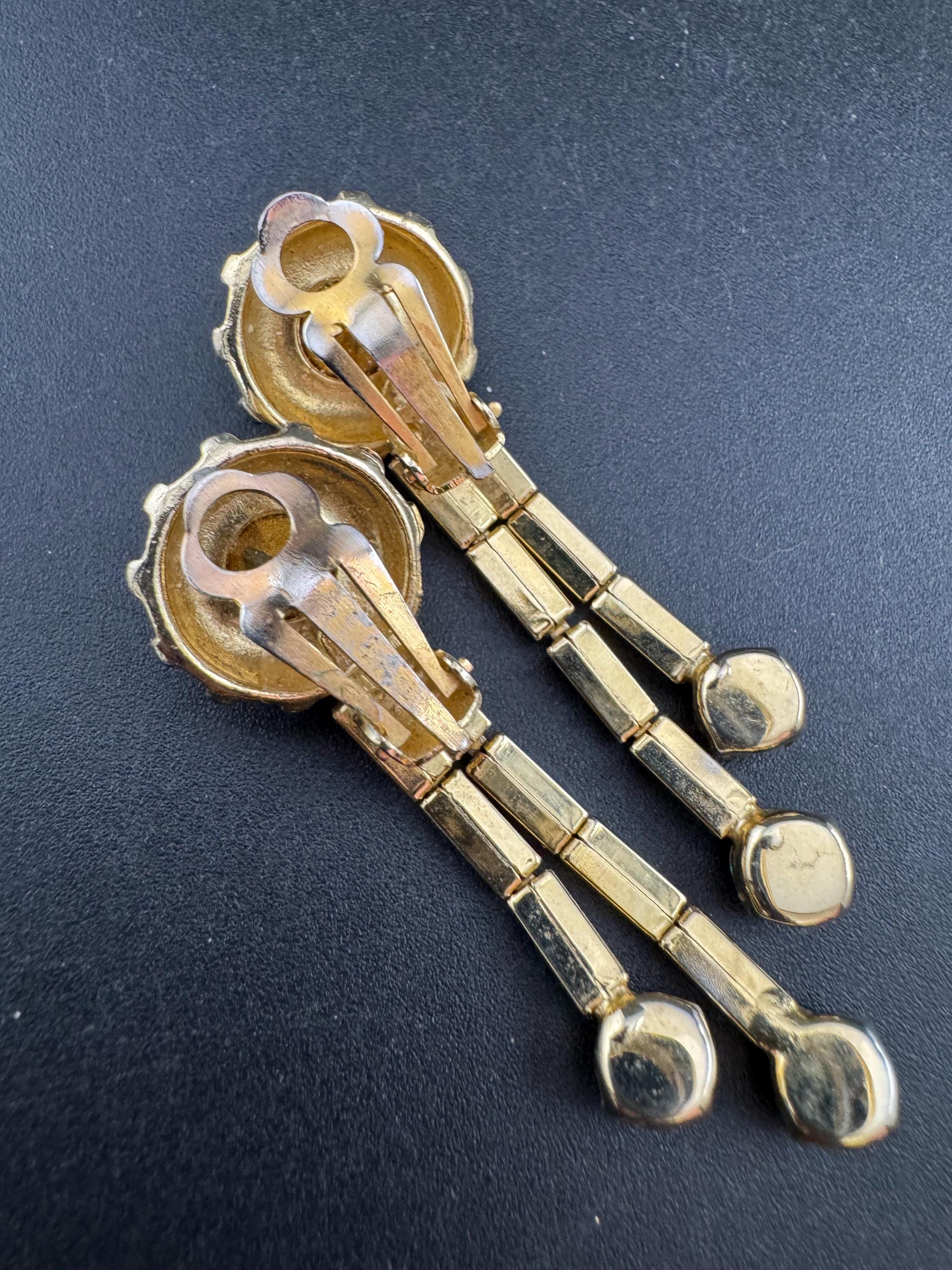 Vintage Emerald Green Rhinestone dangly Clip On Earrings, Gold Tone 1970s