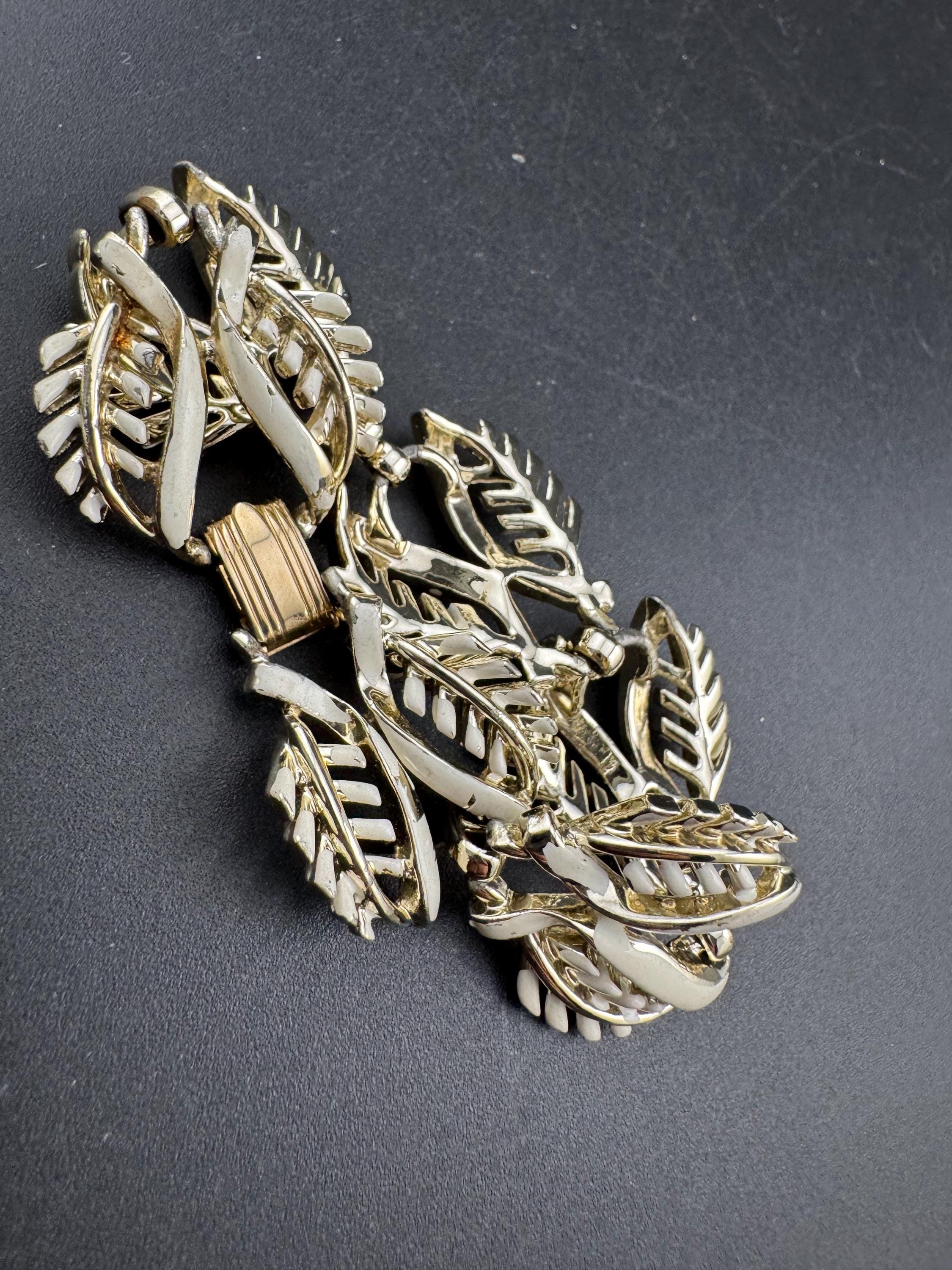 Signed Jewelcraft cream enamel Bracelet: Vintage light Gold Tone