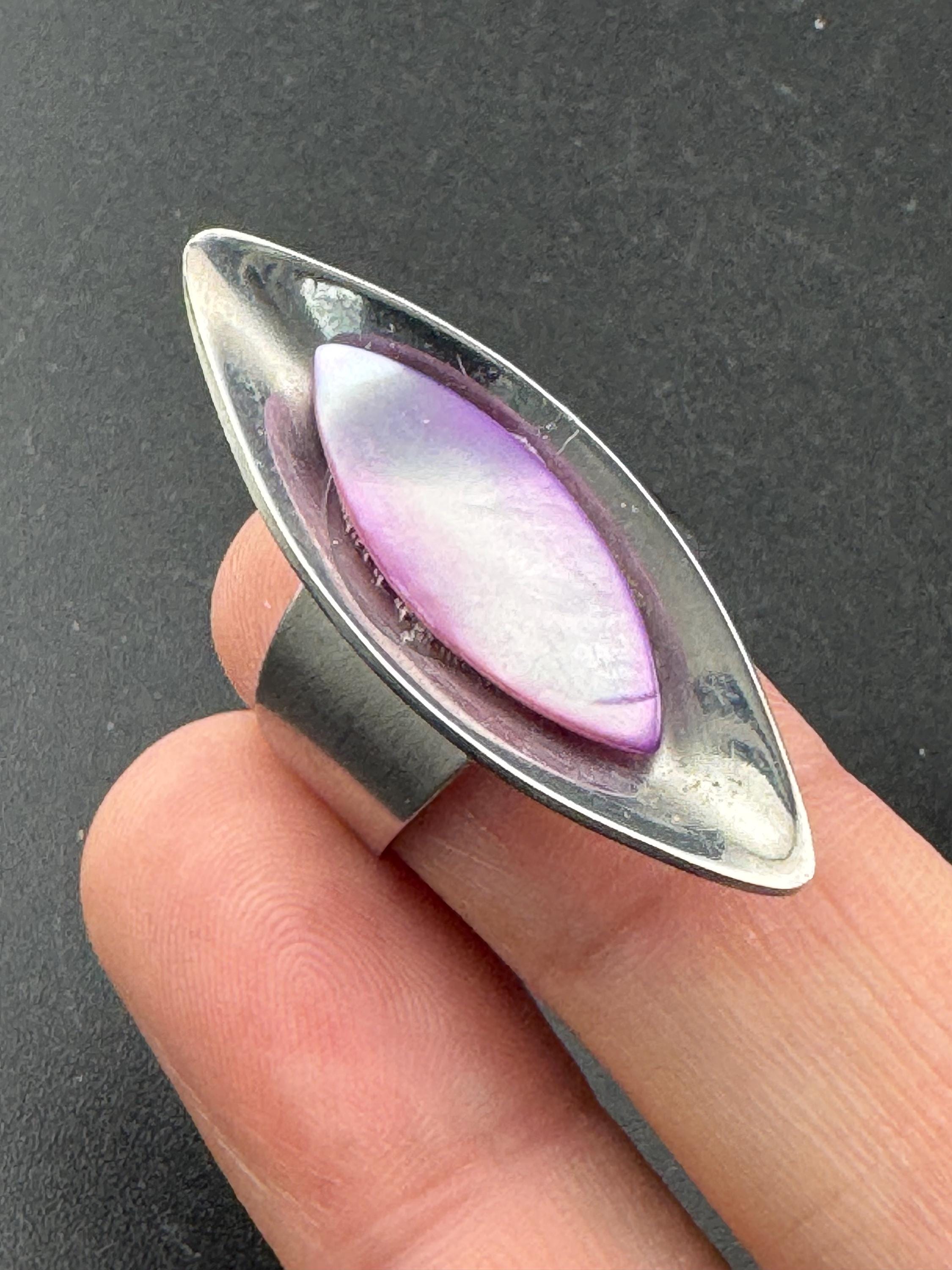 1970s stainless steel adjustable ring, set with big pink shell cabochon, vintage