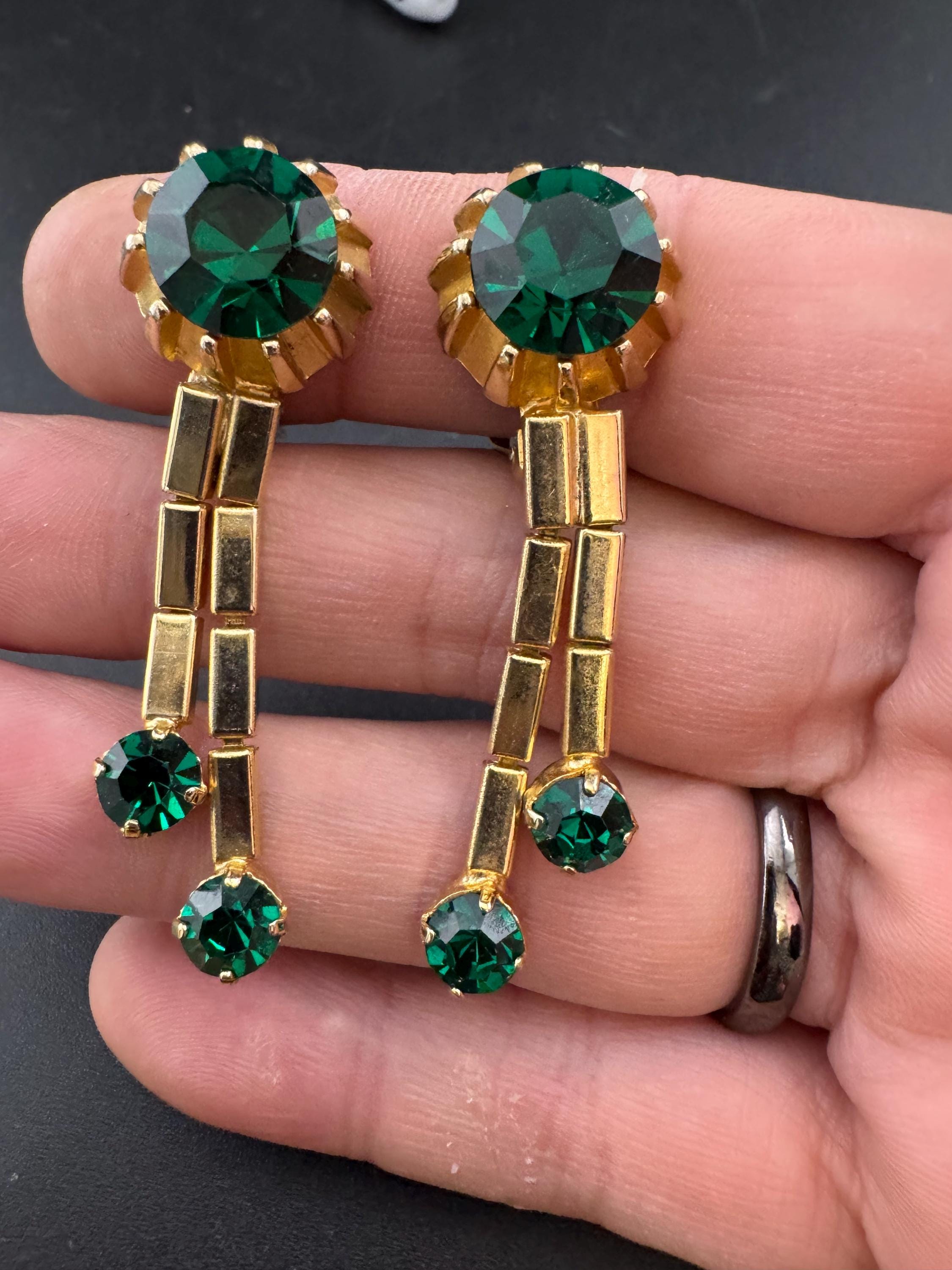 Vintage Emerald Green Rhinestone dangly Clip On Earrings, Gold Tone 1970s