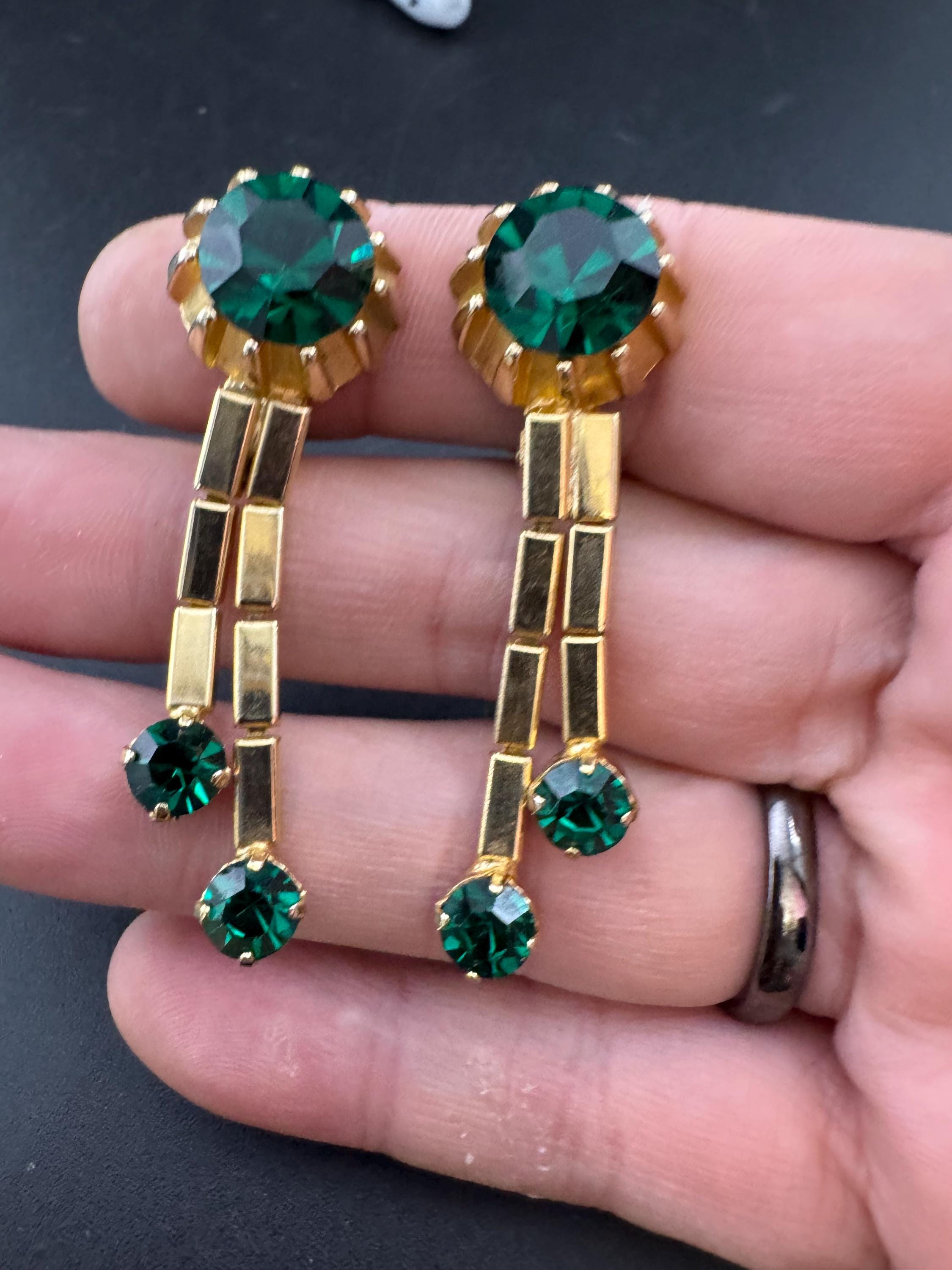 Vintage Emerald Green Rhinestone dangly Clip On Earrings, Gold Tone 1970s