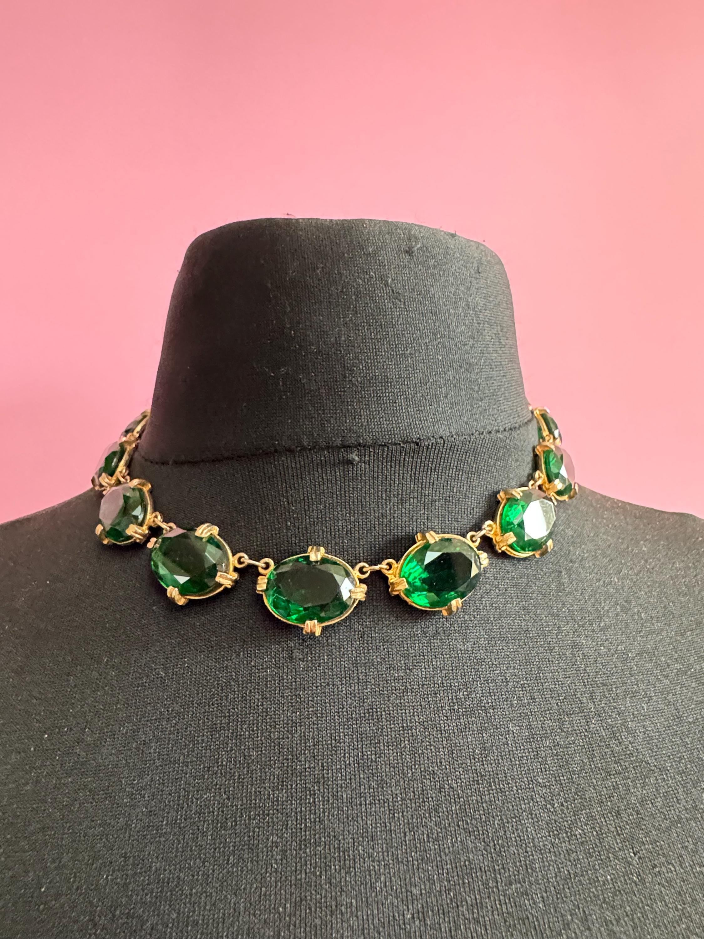 Vintage emerald green chunky glass cabochon necklace, gold tone 1960s