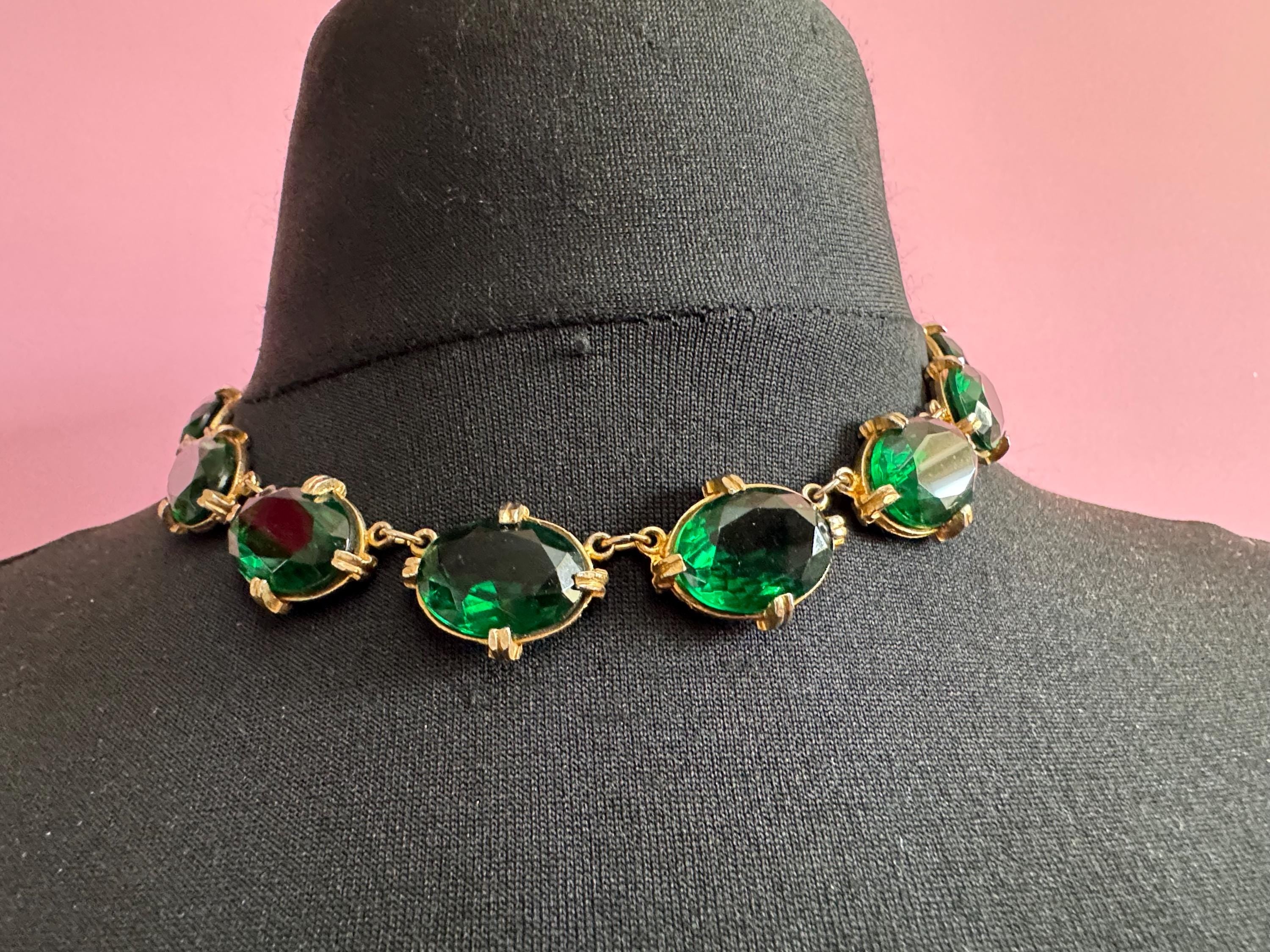 Vintage emerald green chunky glass cabochon necklace, gold tone 1960s