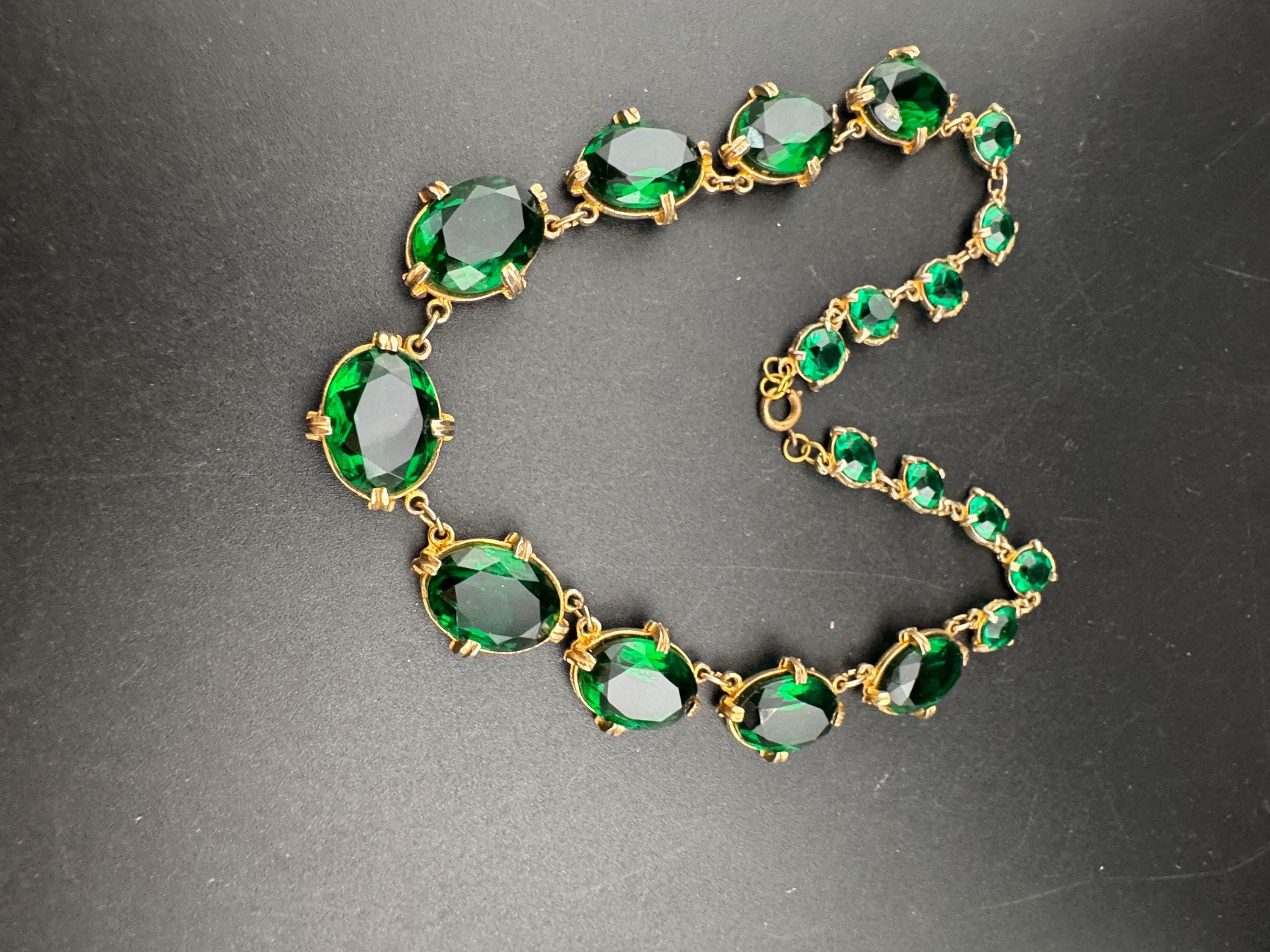 Vintage emerald green chunky glass cabochon necklace, gold tone 1960s