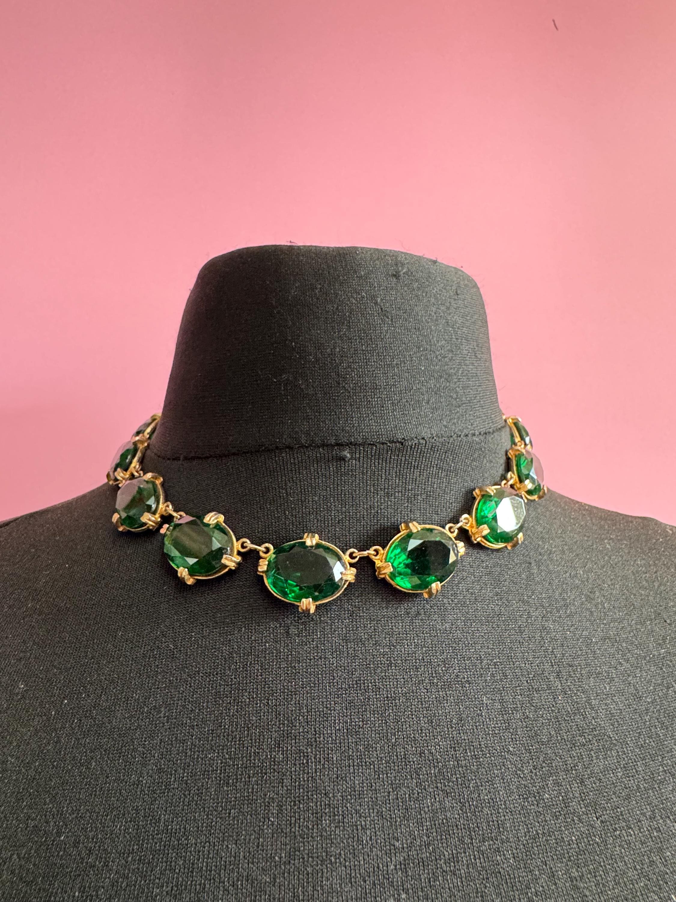 Vintage emerald green chunky glass cabochon necklace, gold tone 1960s