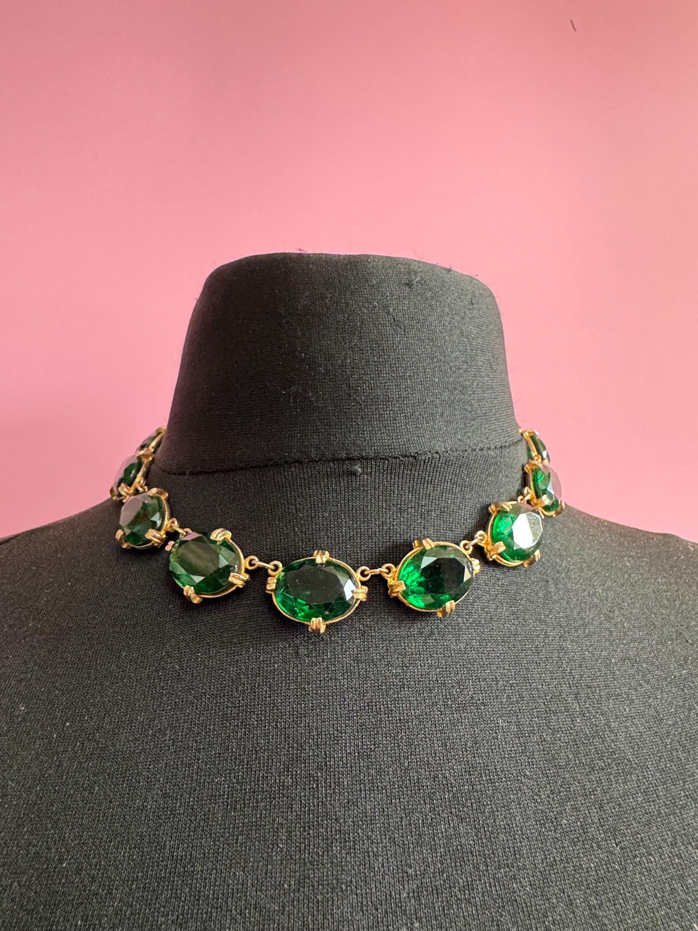 Vintage emerald green chunky glass cabochon necklace, gold tone 1960s