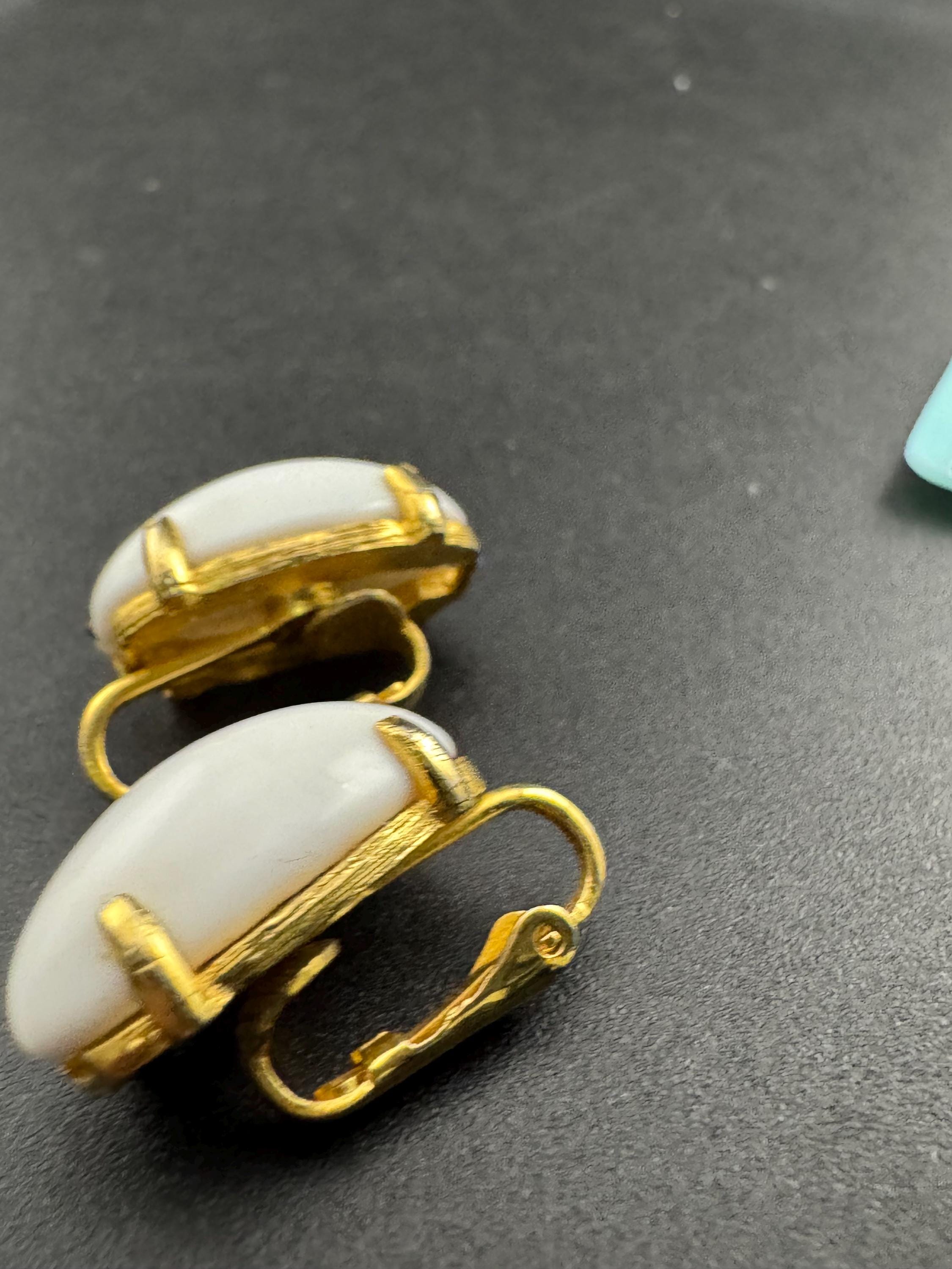 Signed RICHELIEU Vintage white oval clip on earrings, signed