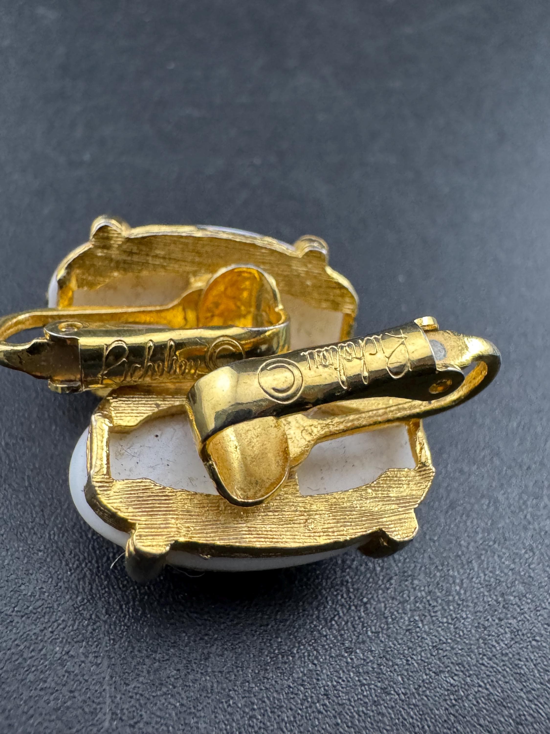 Signed RICHELIEU Vintage white oval clip on earrings, signed