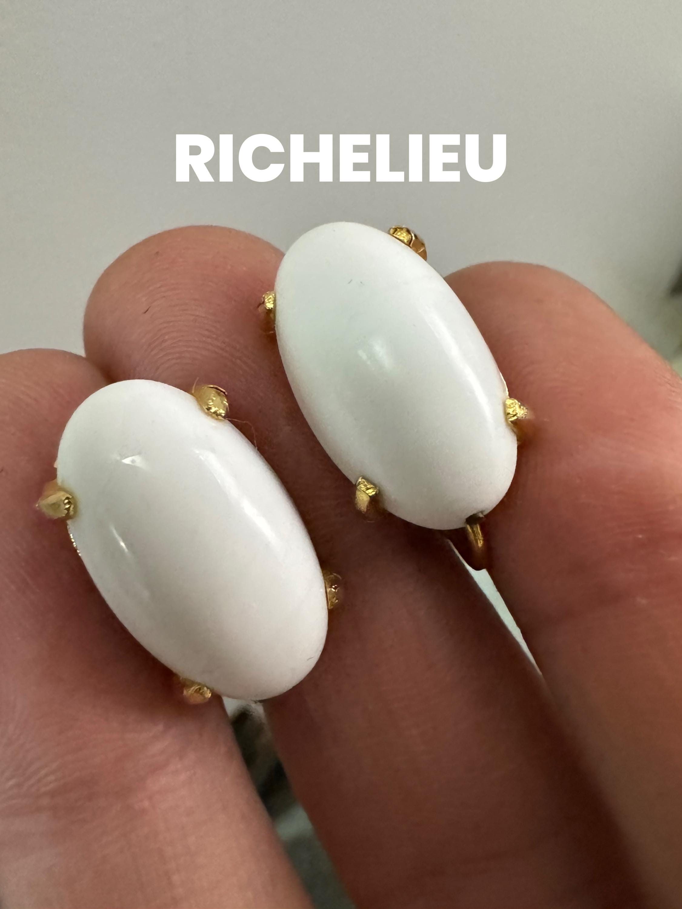 Signed RICHELIEU Vintage white oval clip on earrings, signed