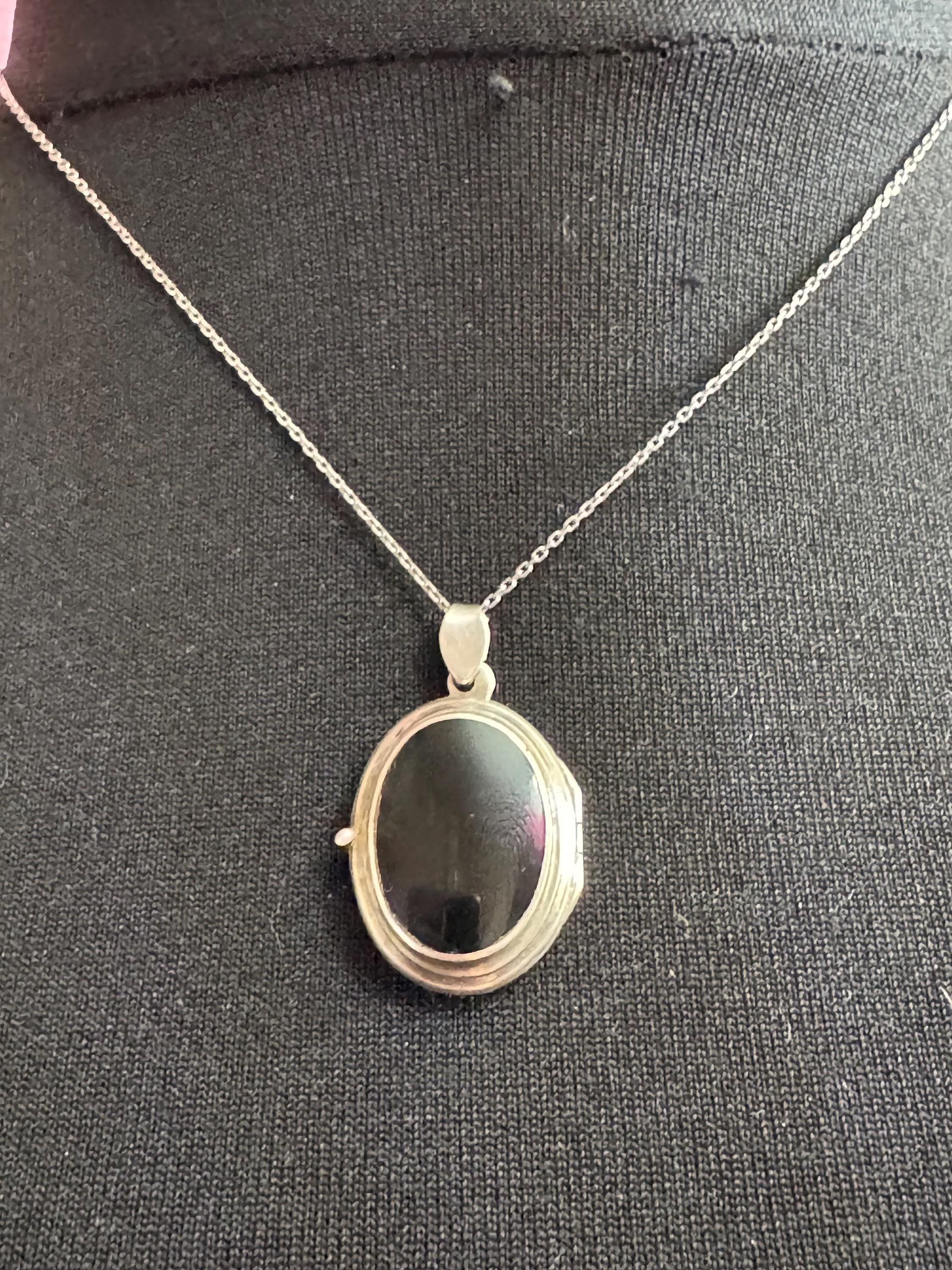 Onyx or black enamel 925 sterling silver Vintage Locket , Photo keepsake Locket