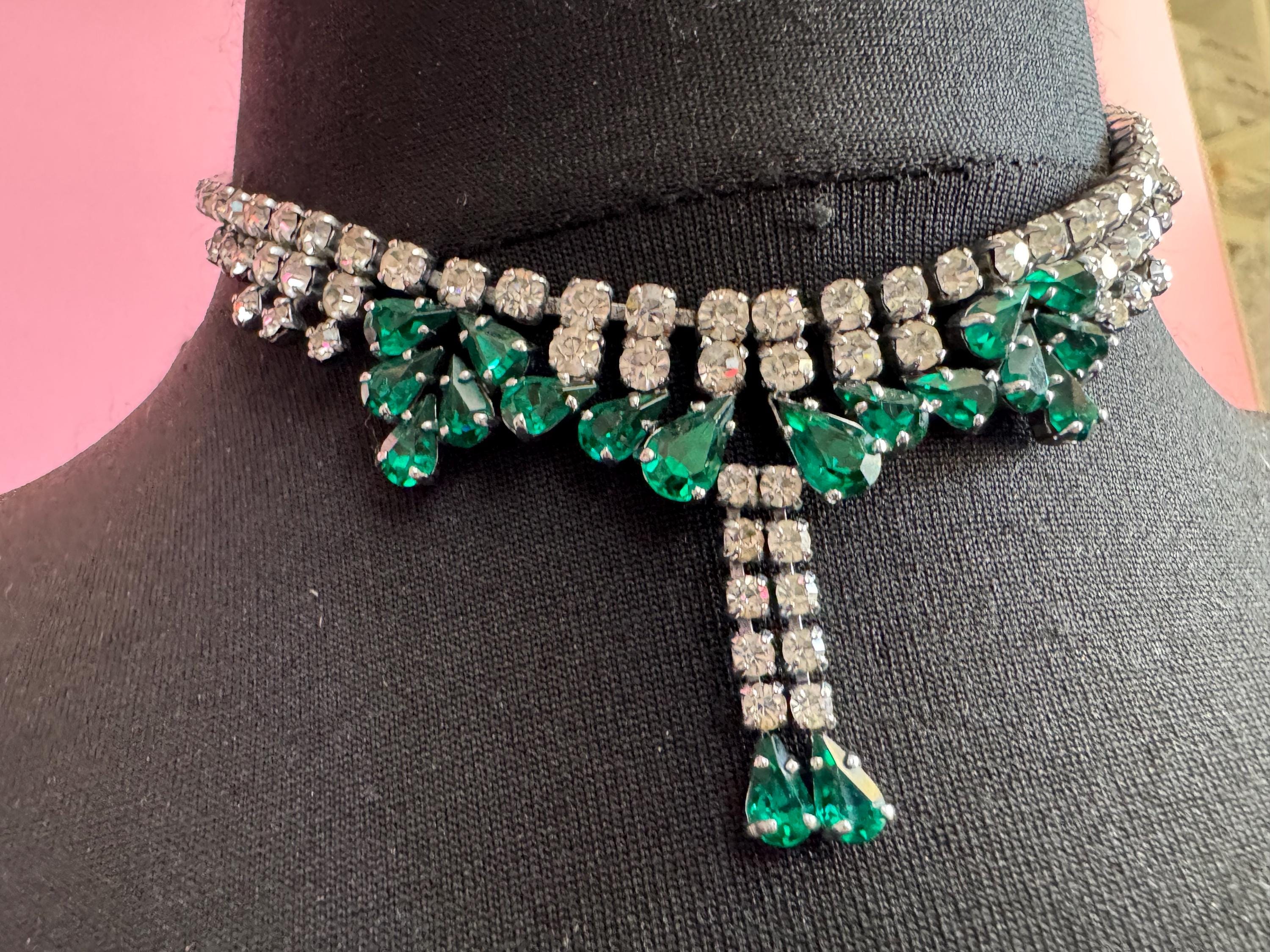 Petite fit diamanté emerald green rhinestone cocktail necklace 39cm