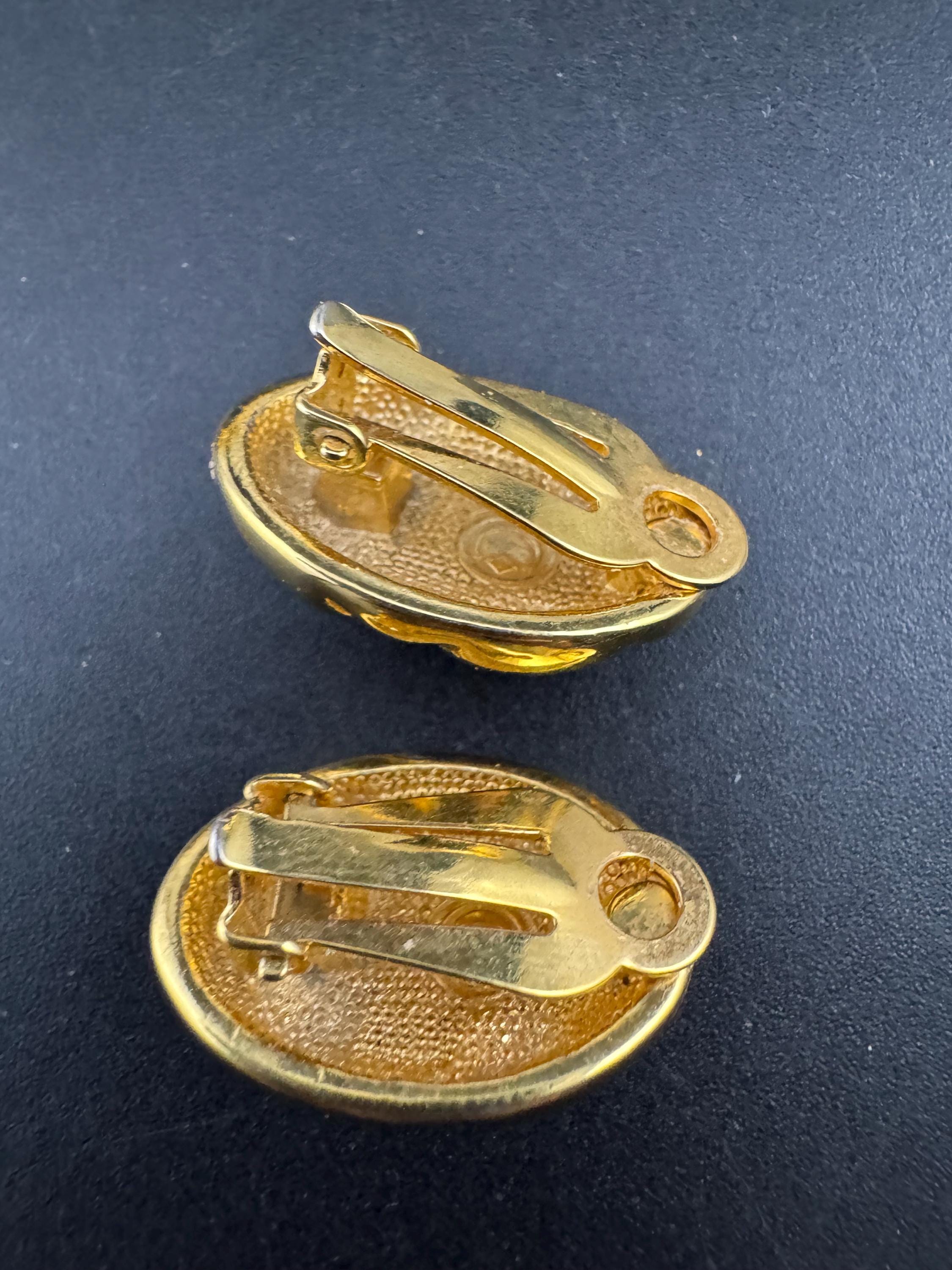 Vintage blue cabochon Clip On Earrings: Sapphire vintage Gripoix style