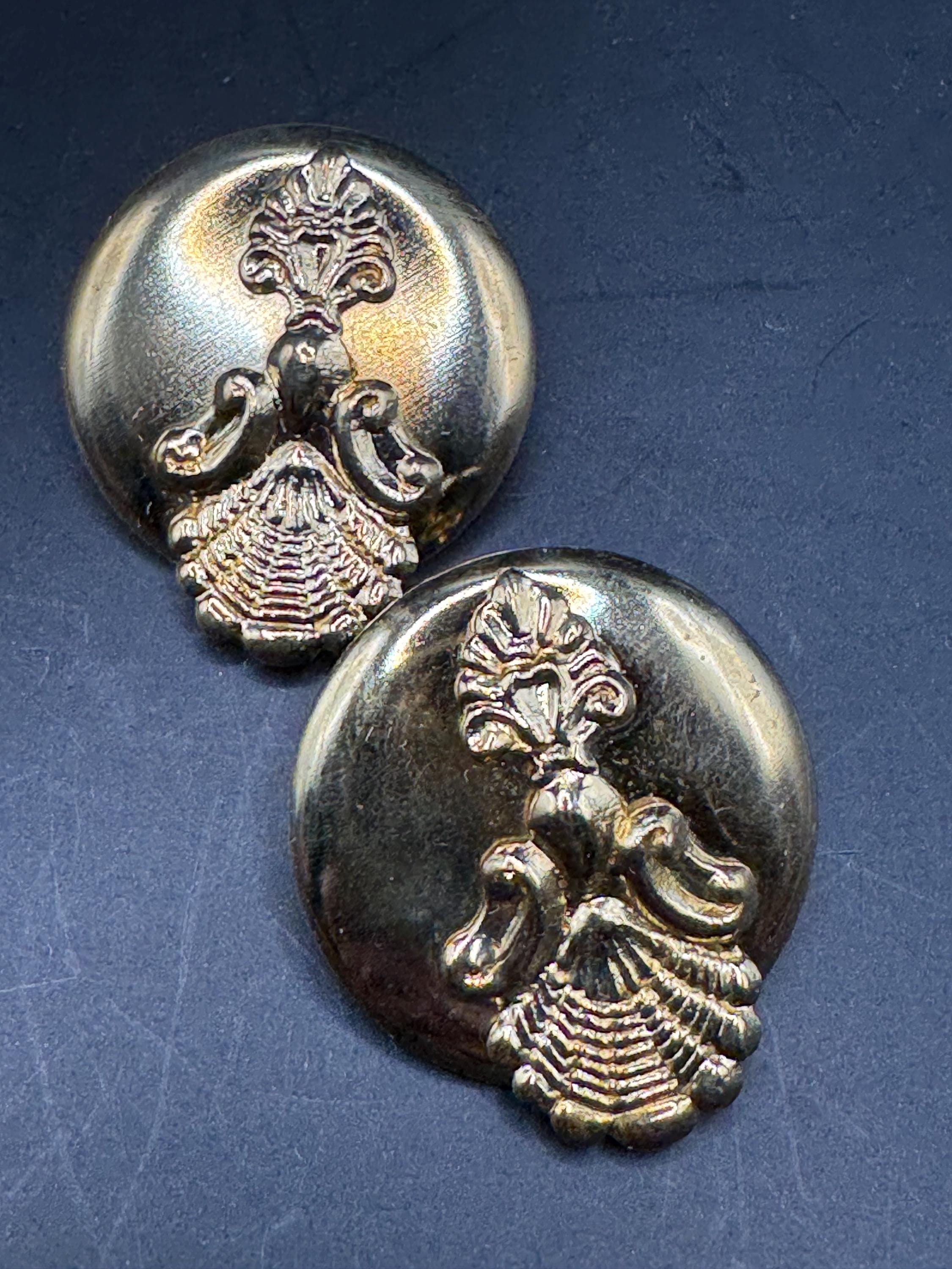 3cm gold ornate disc button stud earrings, oversized embossed metal 1980s for pierced ears