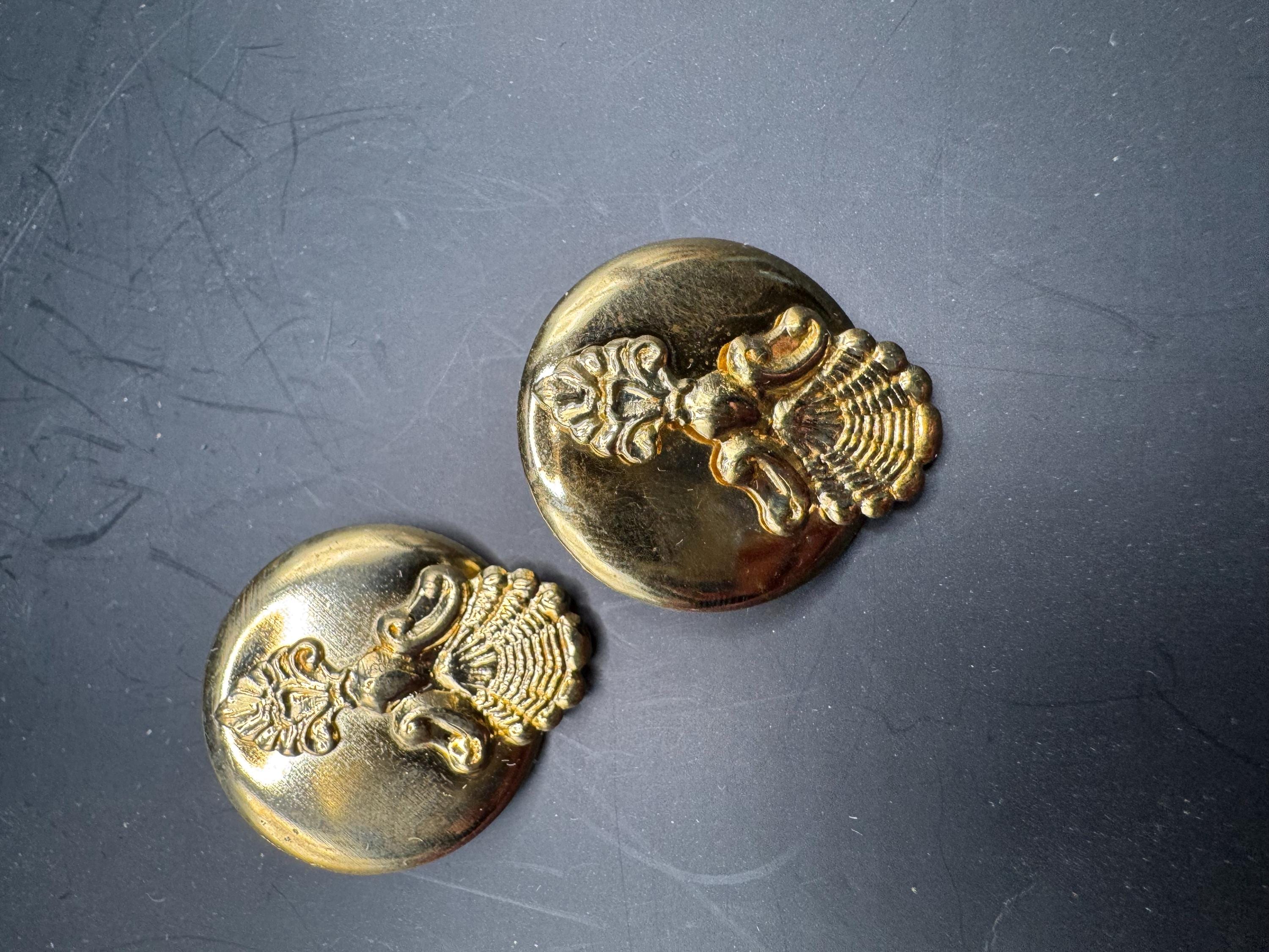 3cm gold ornate disc button stud earrings, oversized embossed metal 1980s for pierced ears